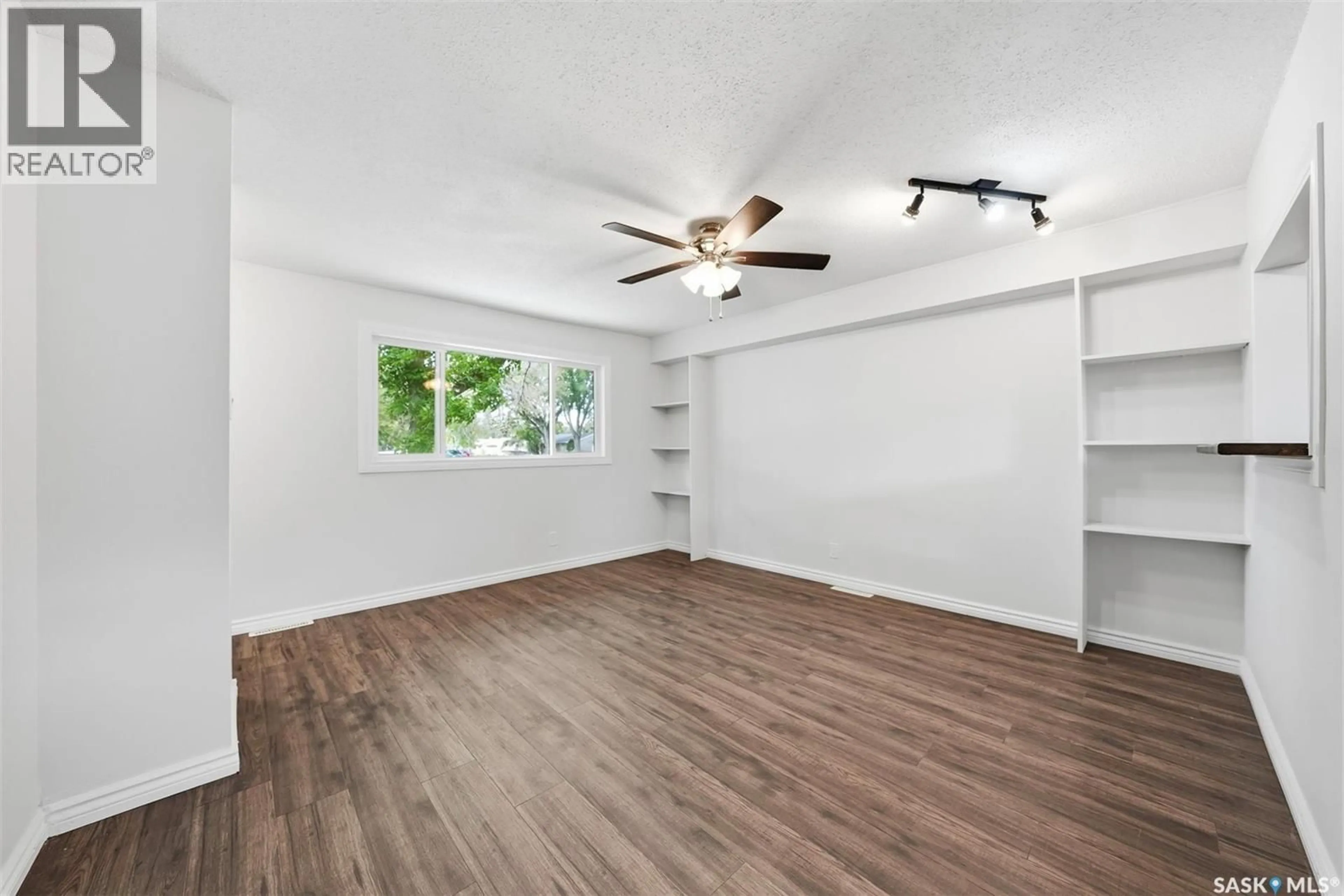 A pic of a room for 502 X AVENUE, Saskatoon Saskatchewan S7L3K2