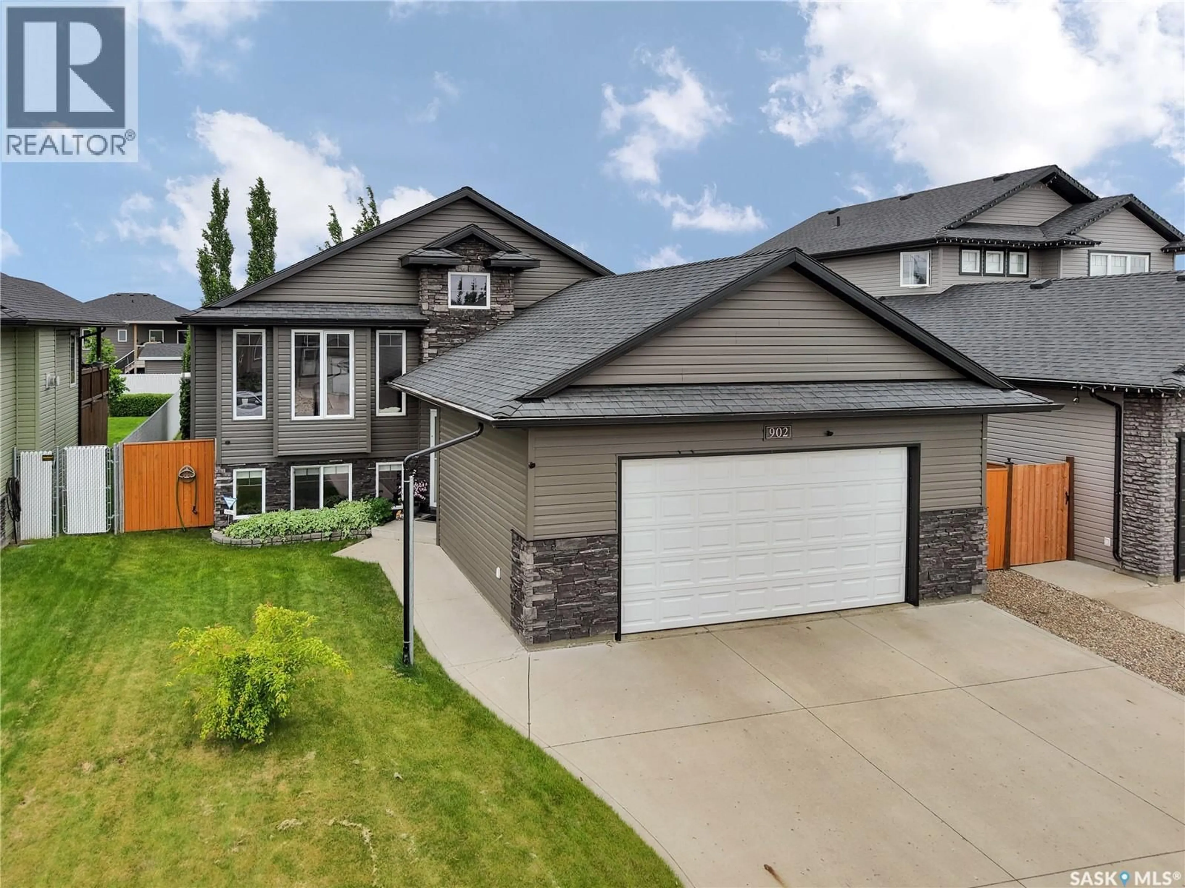 A pic from outside/outdoor area/front of a property/back of a property/a pic from drone, street for 902 STONY CRESCENT, Martensville Saskatchewan S7K6K7