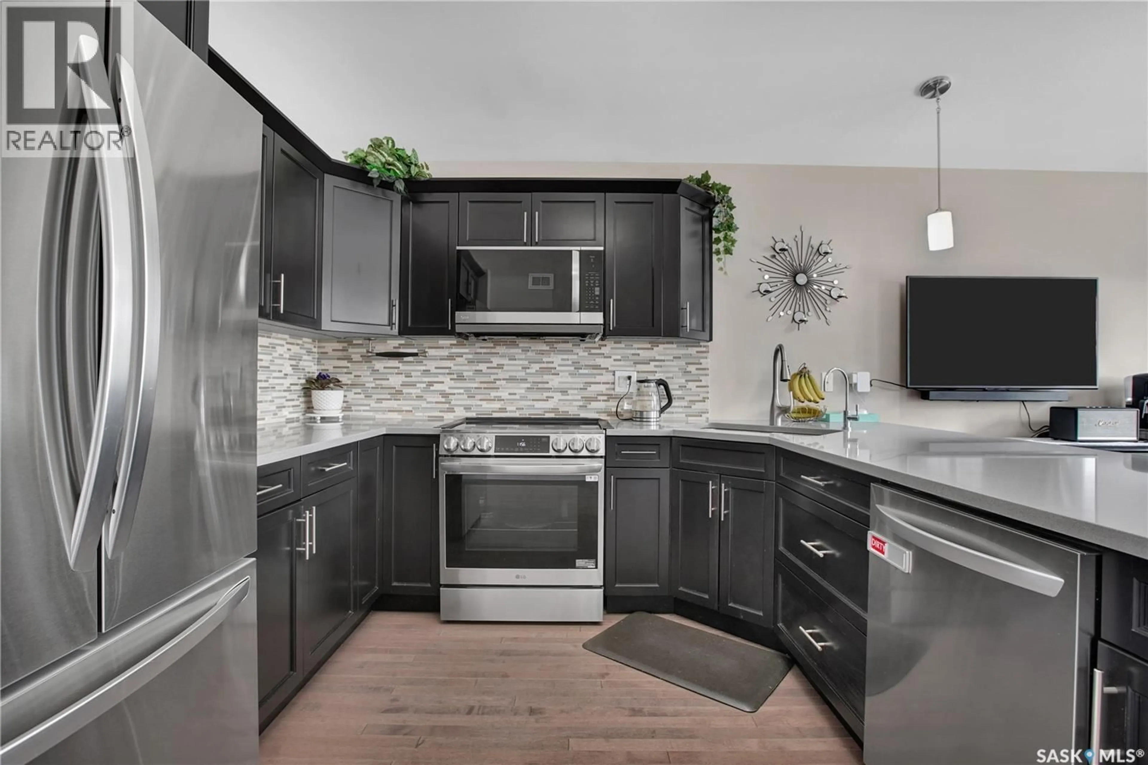 Contemporary kitchen, ceramic/tile floor for 902 STONY CRESCENT, Martensville Saskatchewan S7K6K7