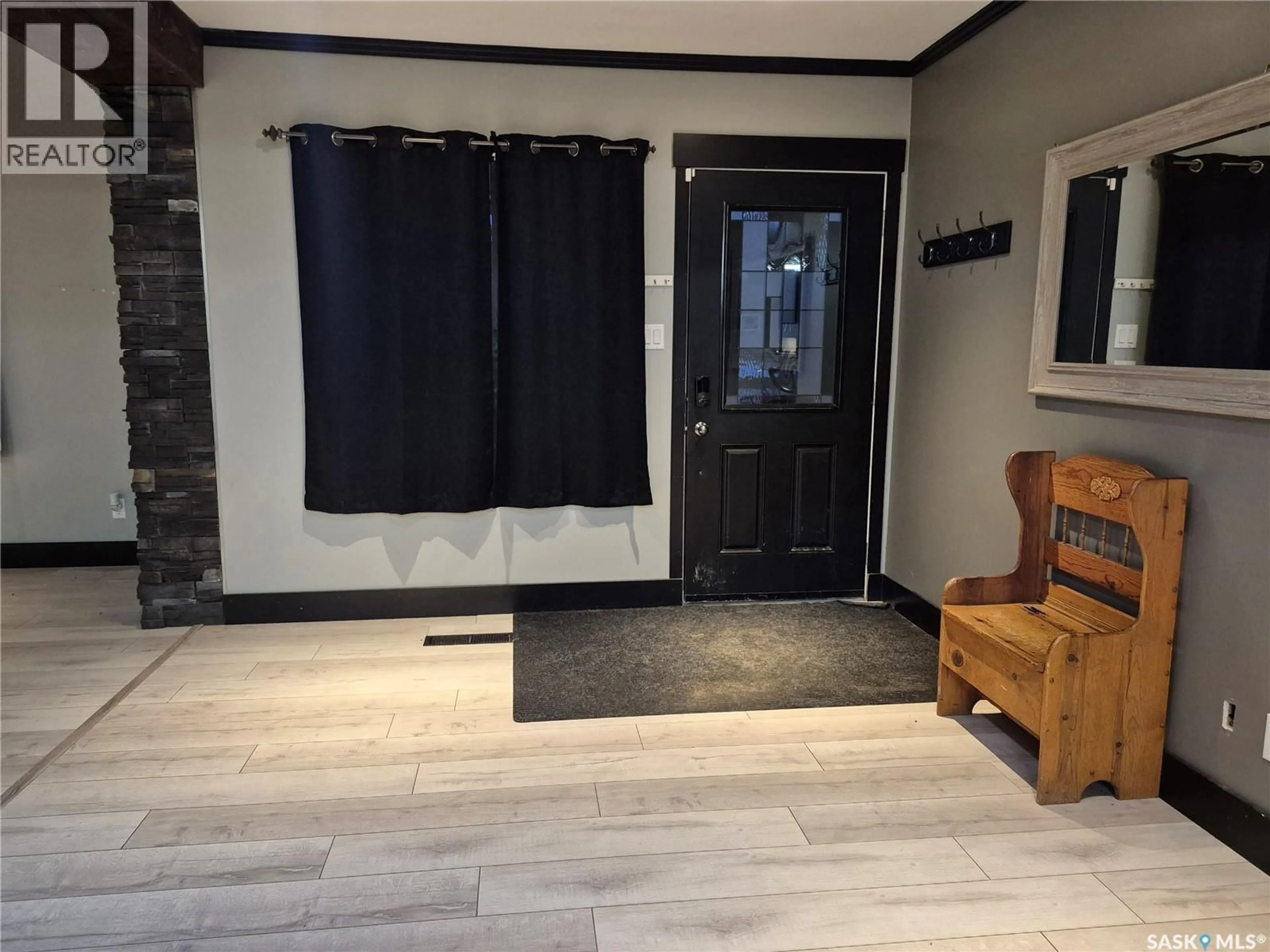 Indoor entryway for 826 CHAPLIN STREET, Swift Current Saskatchewan S9H1J5