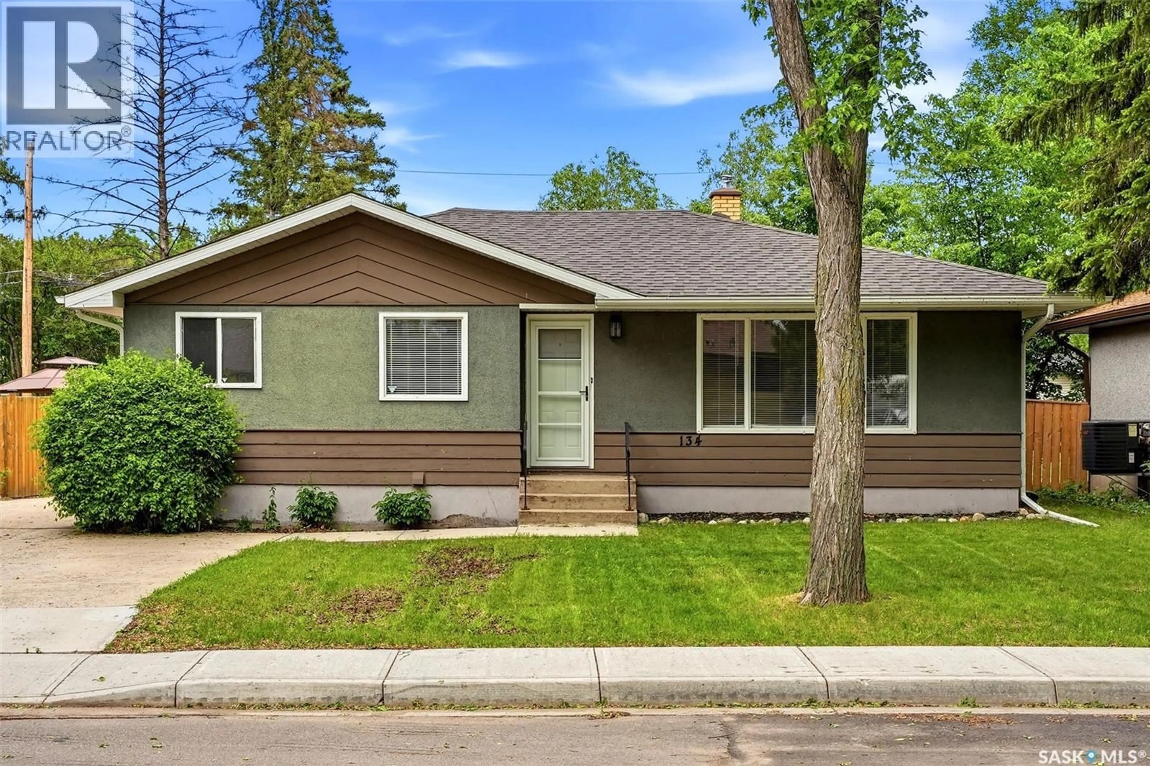 Home with vinyl exterior material, street for 134 ELLISON CRESCENT, Regina Saskatchewan S4R4V5
