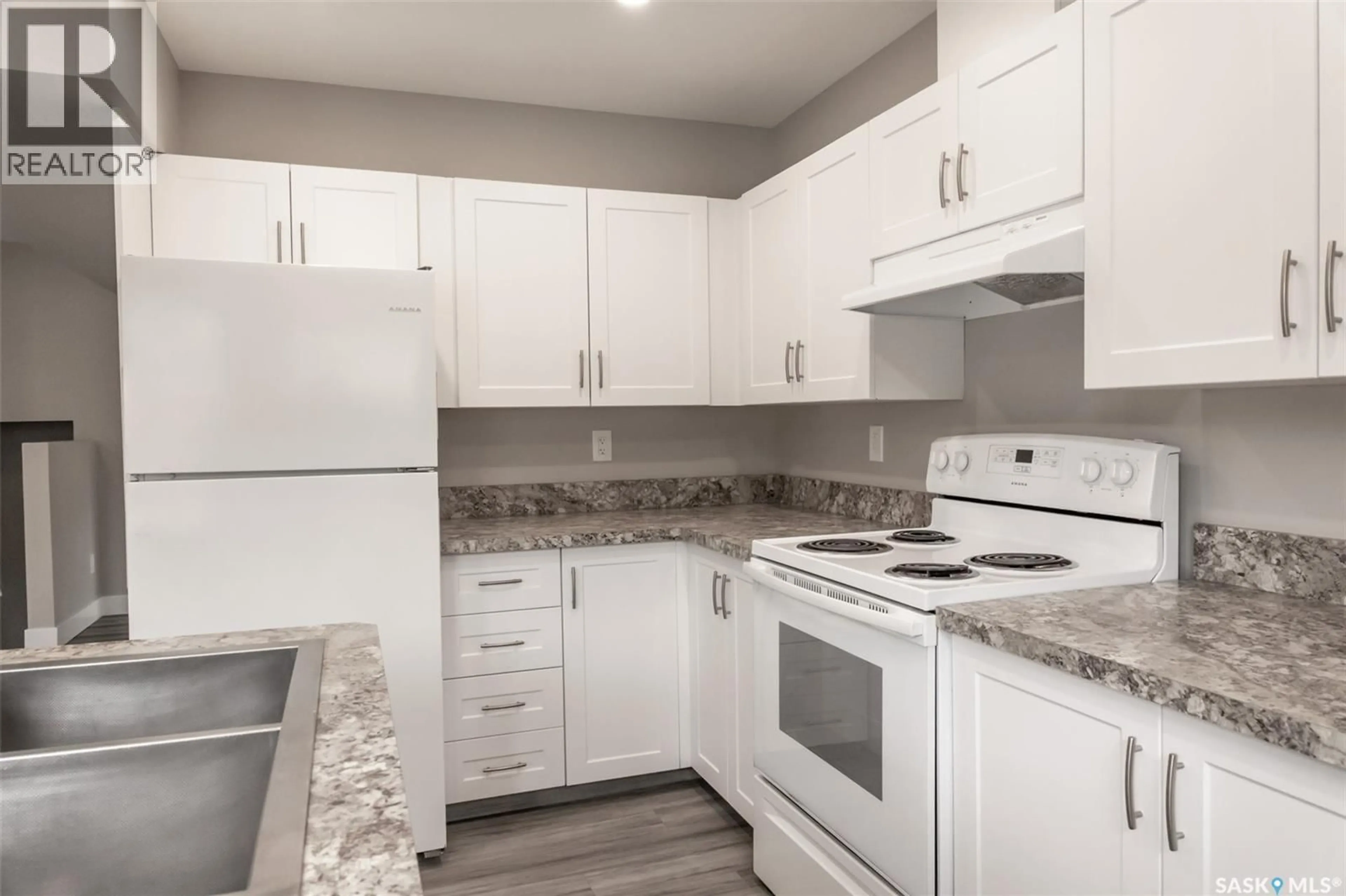 Standard kitchen, unknown for 59 LILLOOET STREET, Moose Jaw Saskatchewan S6H4S3