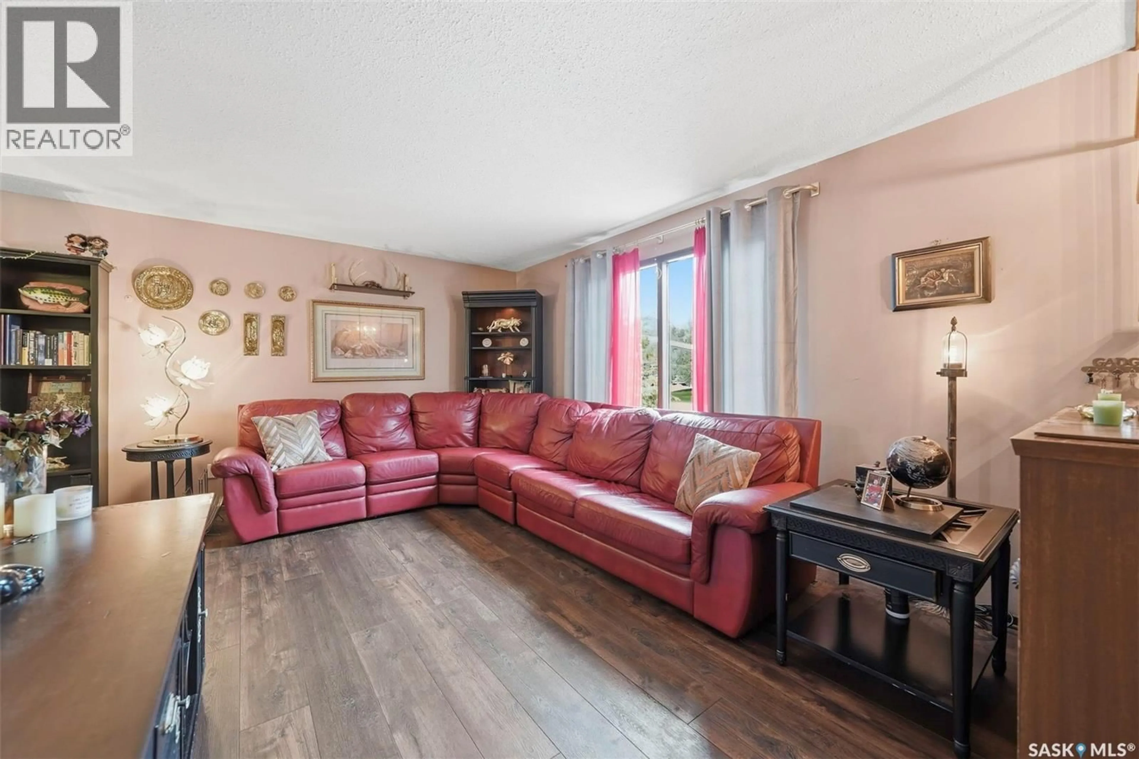 Living room with furniture, unknown for 30 RIEL CRESCENT, Saskatoon Saskatchewan S7J2W6