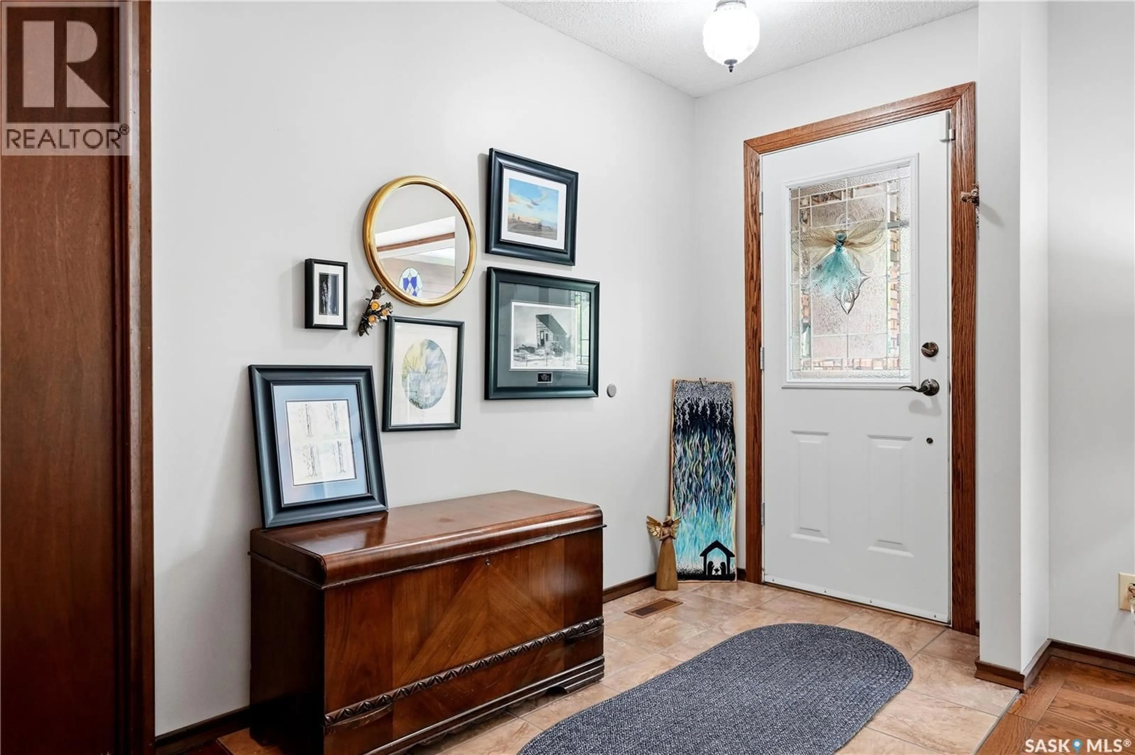 Indoor entryway for 15 MINOT DRIVE, Regina Saskatchewan S4X1B5