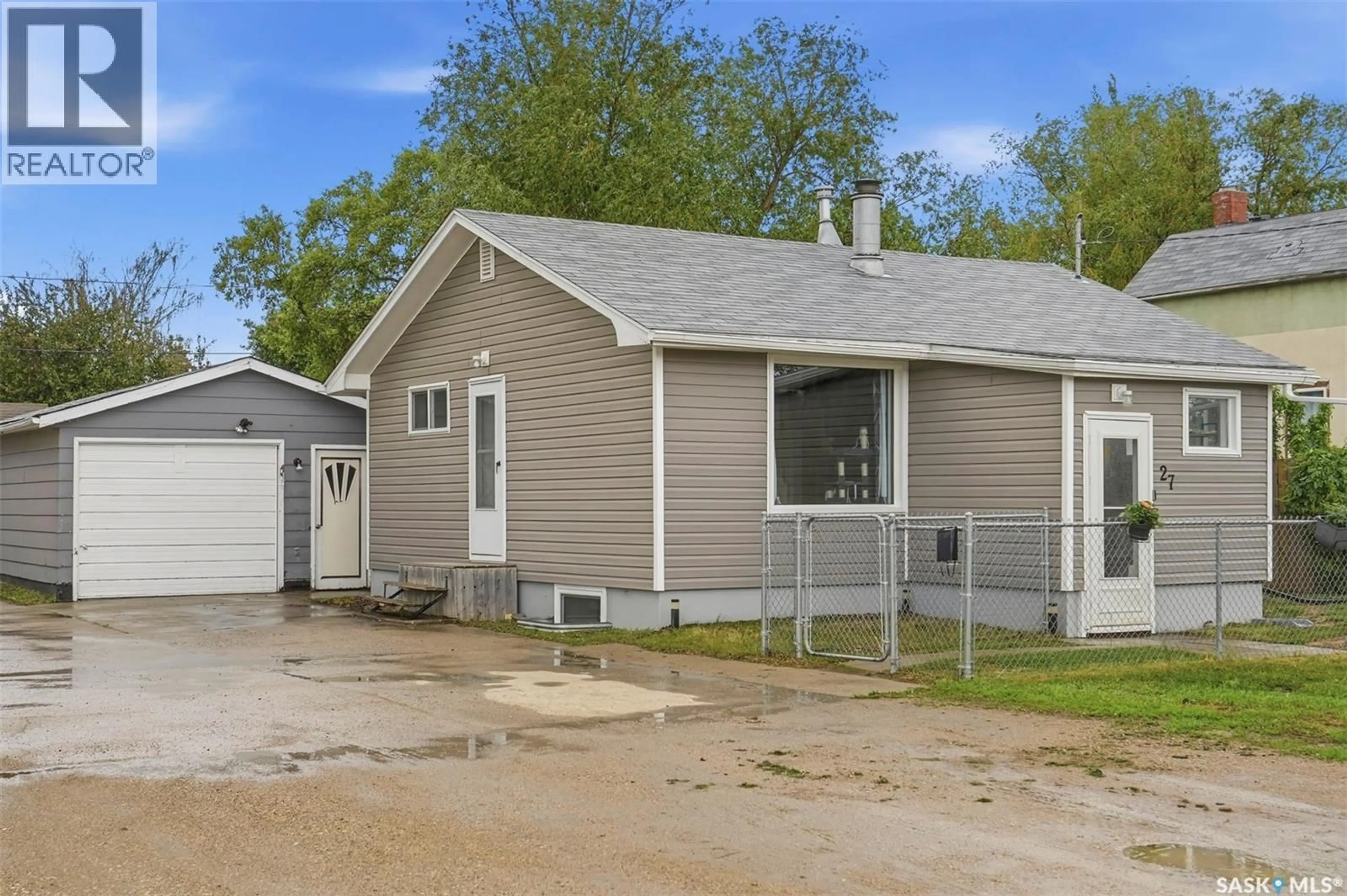 Home with vinyl exterior material, street for 27 2ND AVENUE, Clavet Saskatchewan S0K0Y0