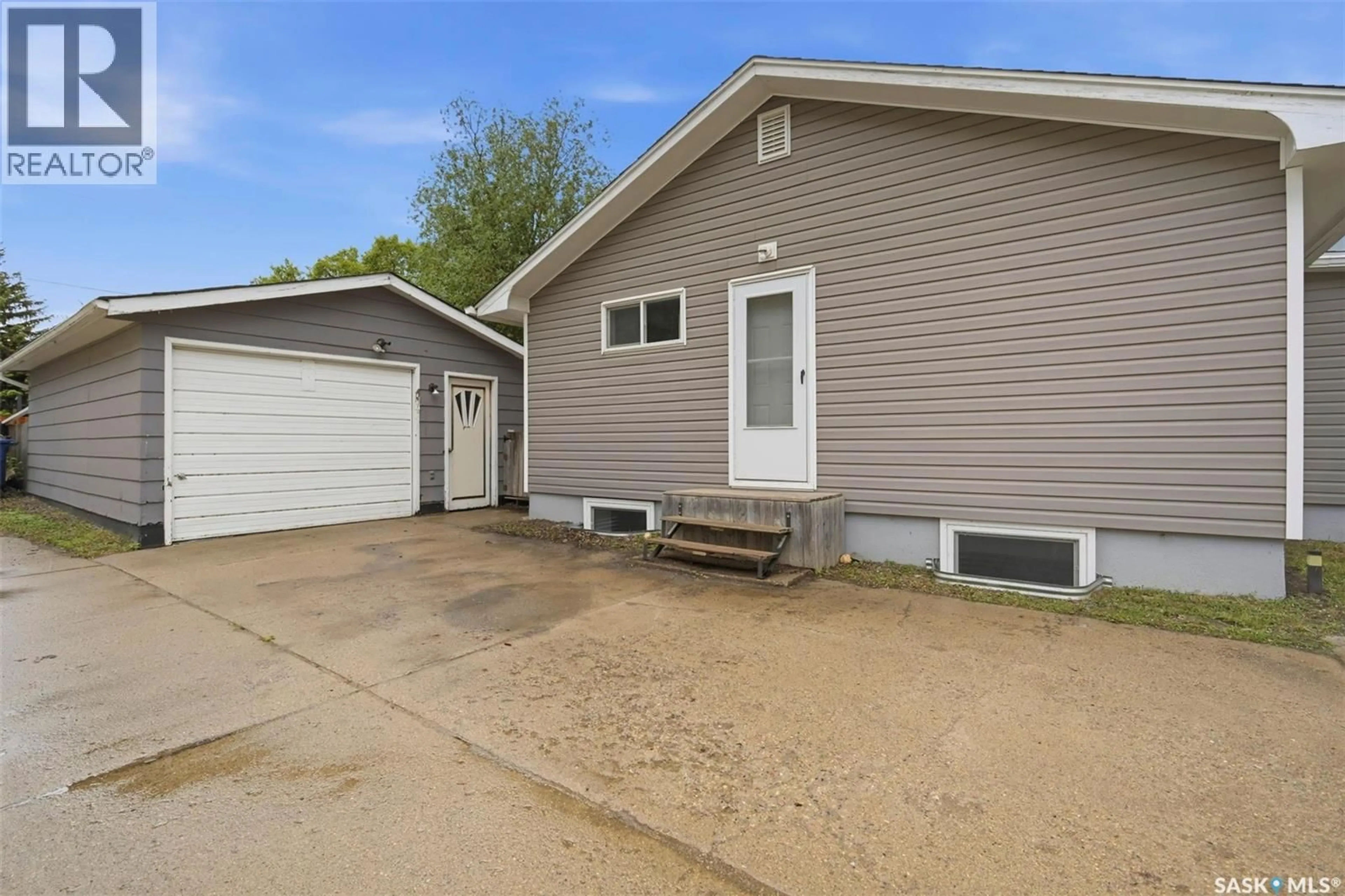 Home with vinyl exterior material, street for 27 2ND AVENUE, Clavet Saskatchewan S0K0Y0