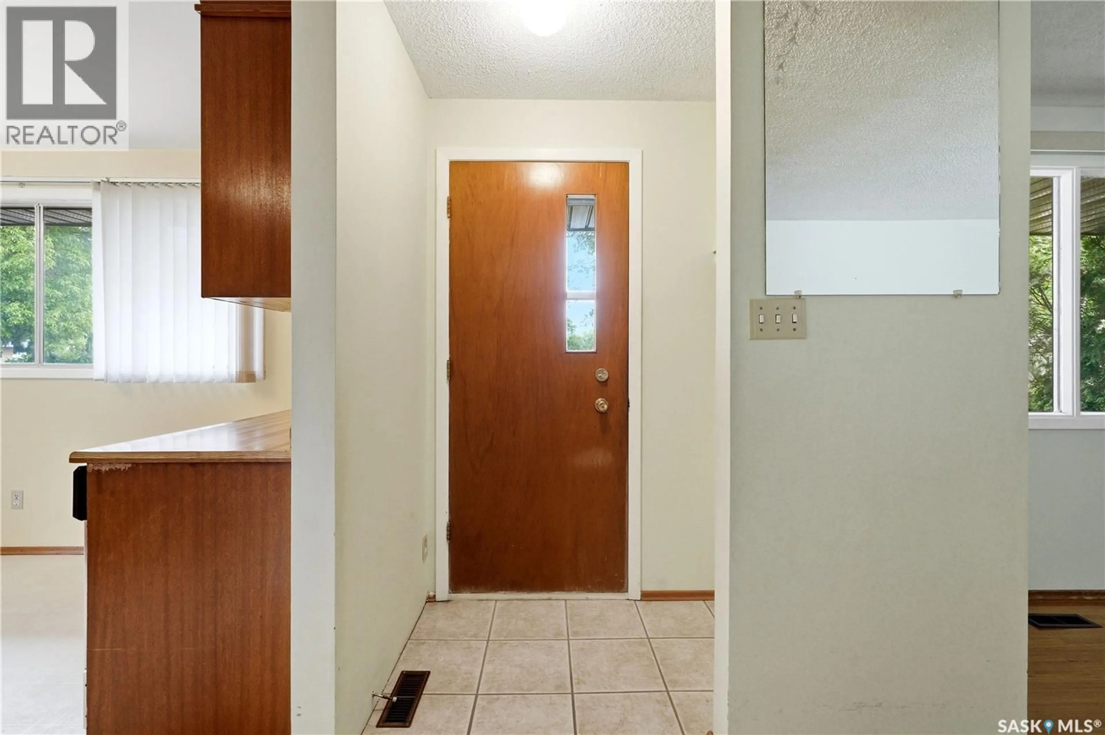 Indoor entryway for 1922 RICHARDSON ROAD, Saskatoon Saskatchewan S7L0C4
