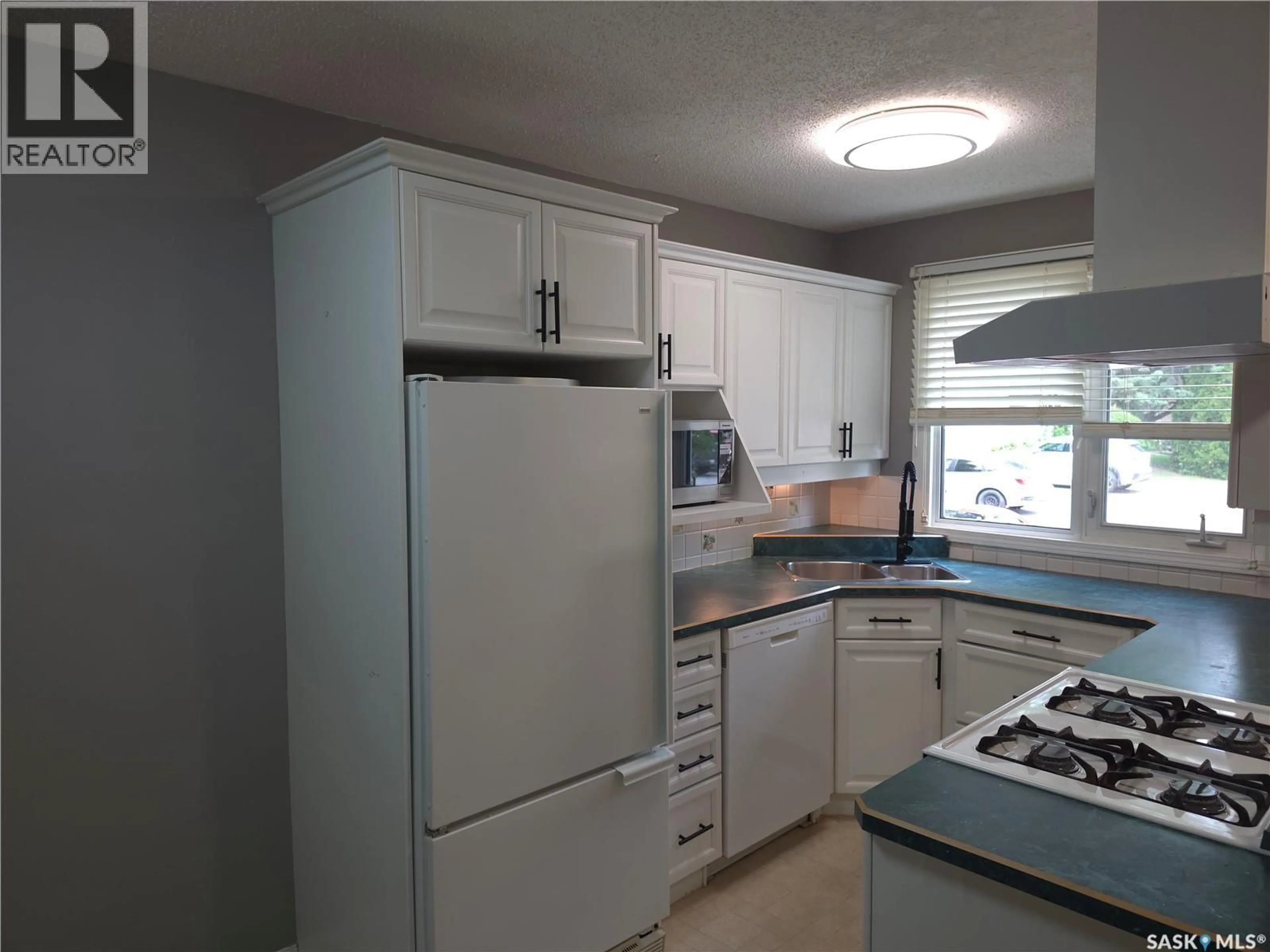 Standard kitchen, unknown for 18 - 1128 MCKERCHER DRIVE, Saskatoon Saskatchewan S7H4Y7