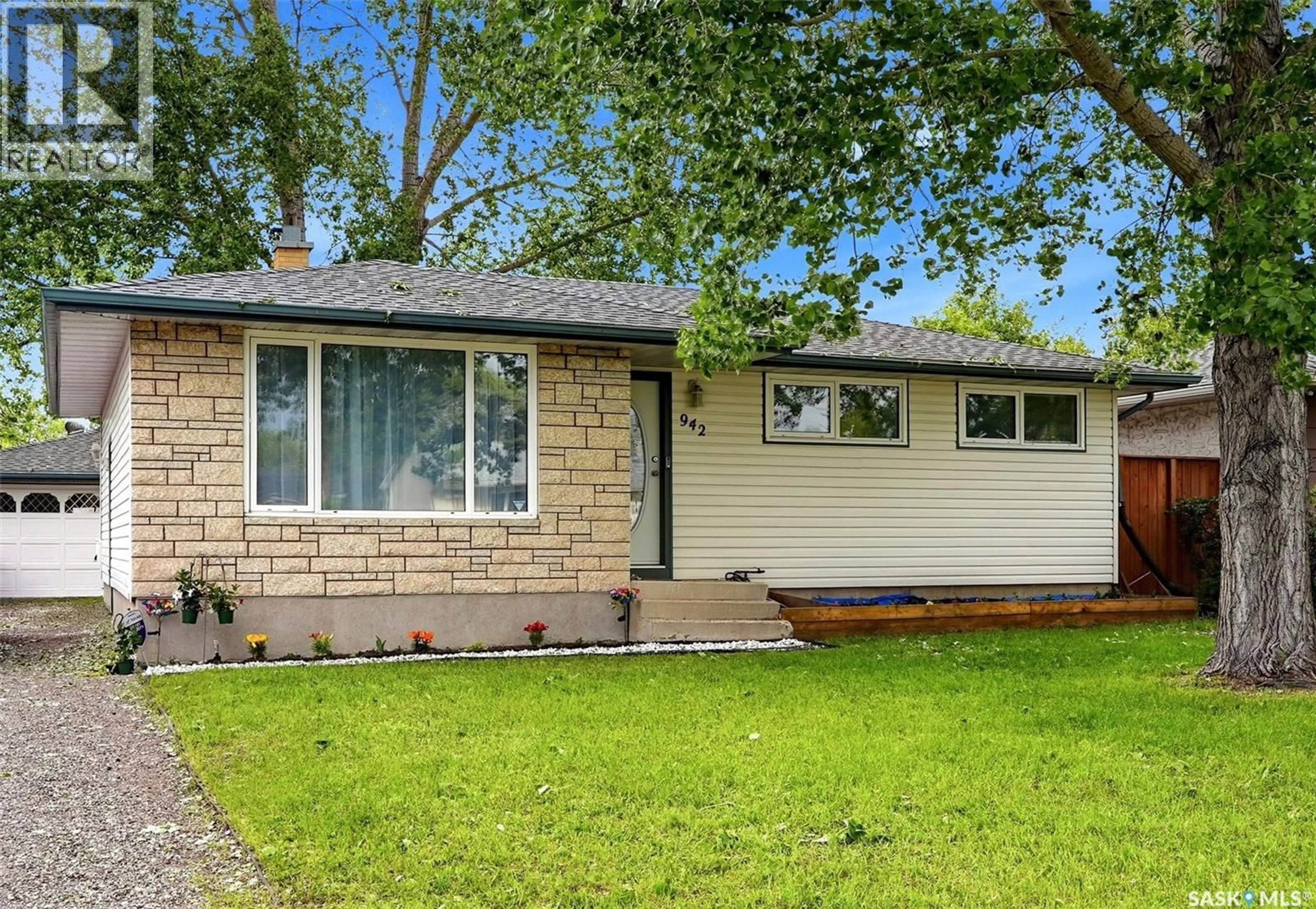 Home with vinyl exterior material, street for 942 BROAD STREET, Regina Saskatchewan S4R5V7