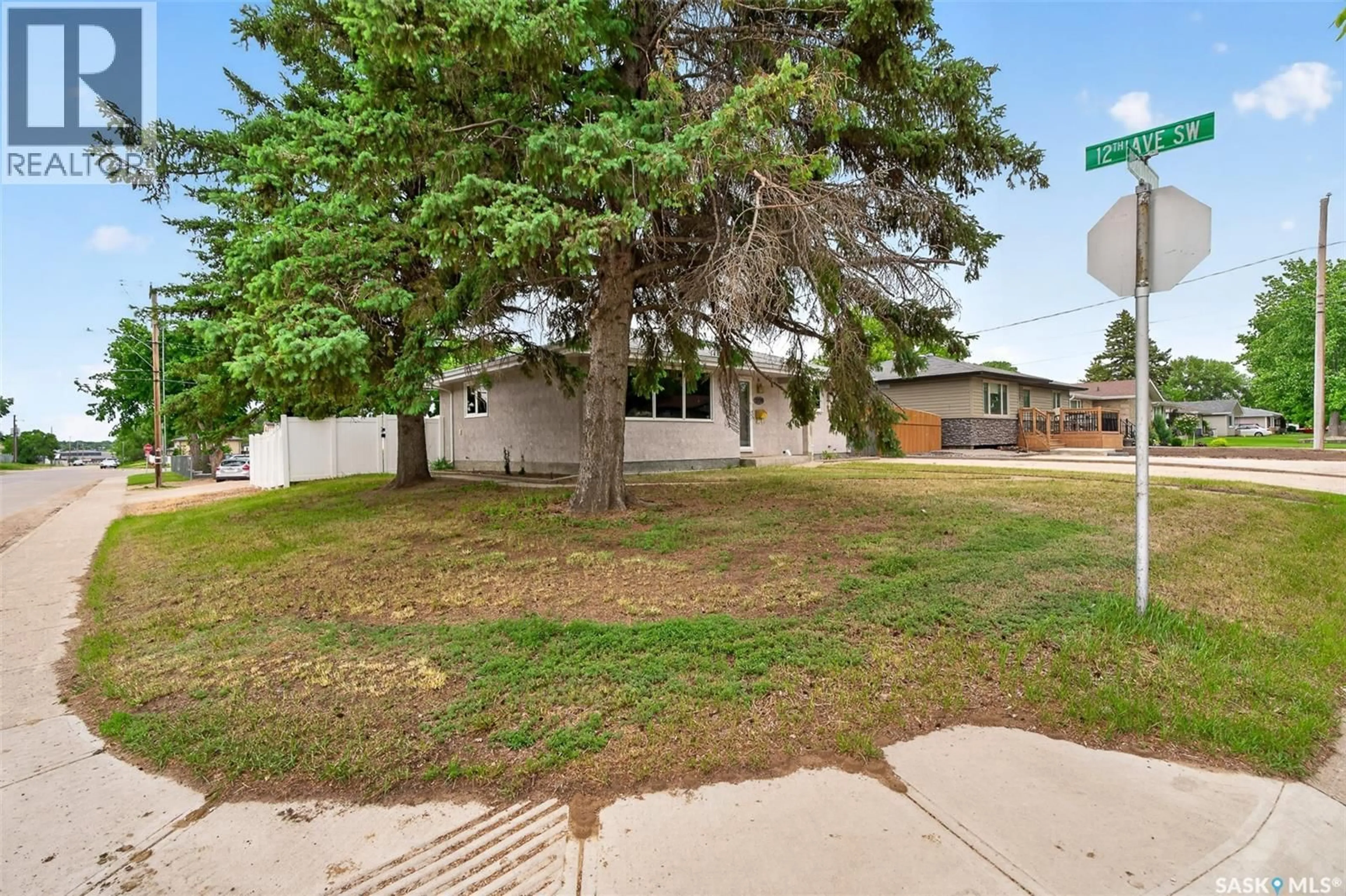 A pic from outside/outdoor area/front of a property/back of a property/a pic from drone, street for 1198 DUFFIELD CRESCENT, Moose Jaw Saskatchewan S6H5M4
