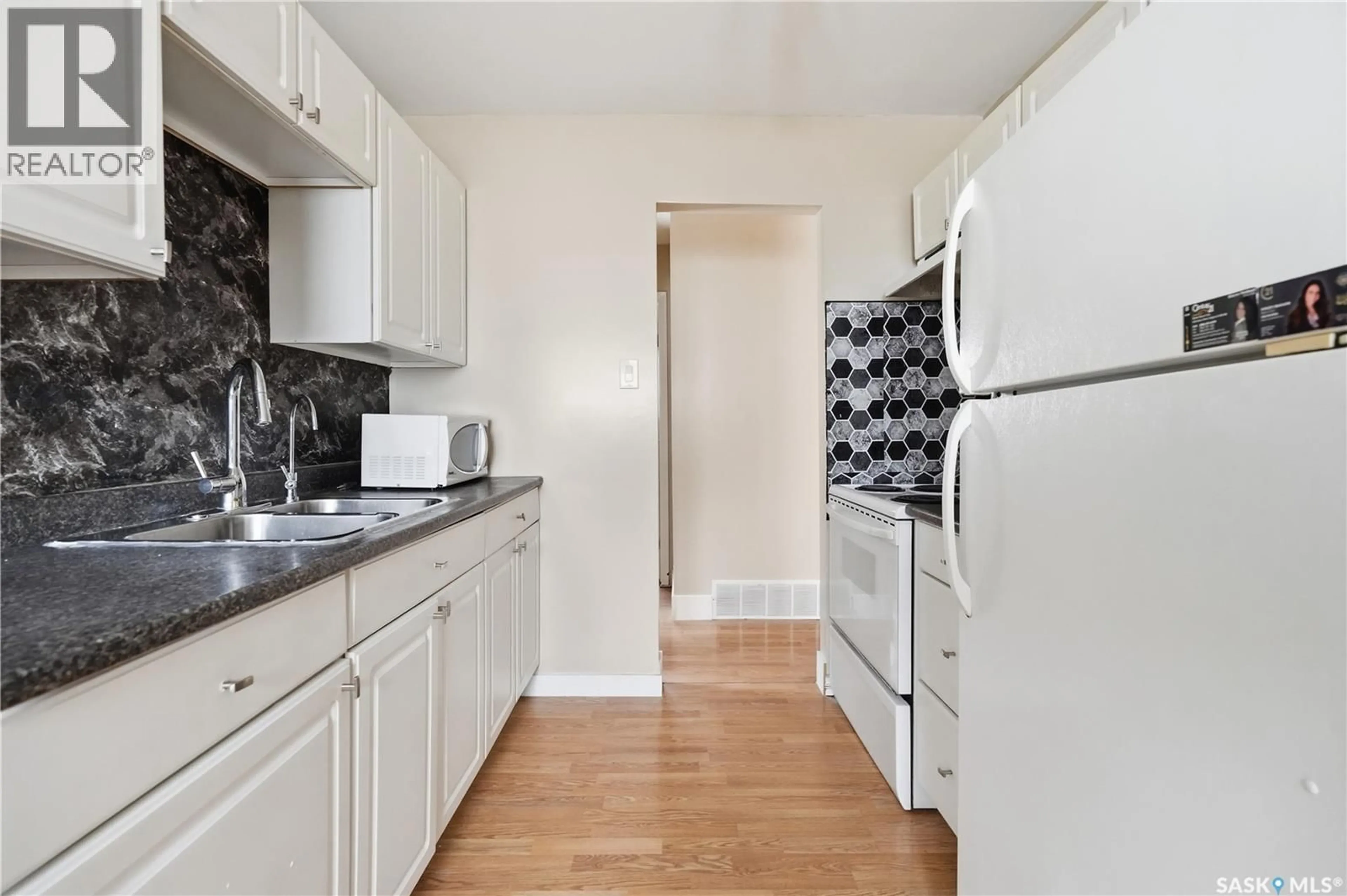 Standard kitchen, unknown for 94 LLOYD CRESCENT, Regina Saskatchewan S4R6C1