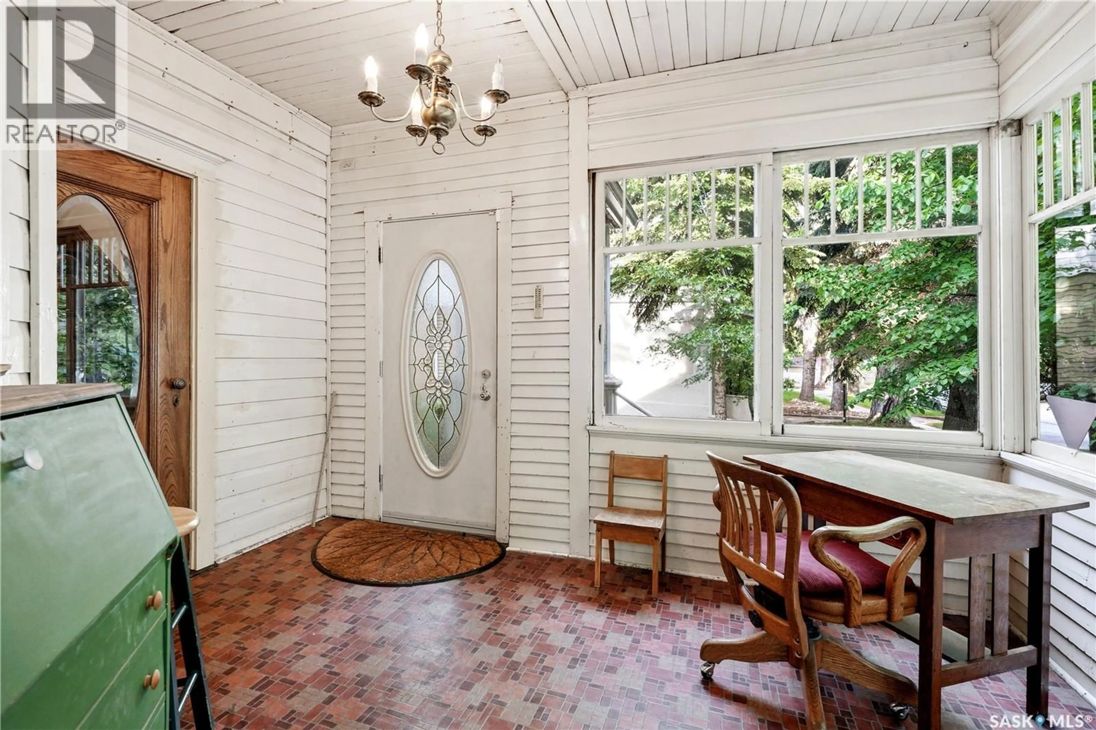 Indoor entryway for 512 BEDFORD ROAD, Saskatoon Saskatchewan S7L0E6