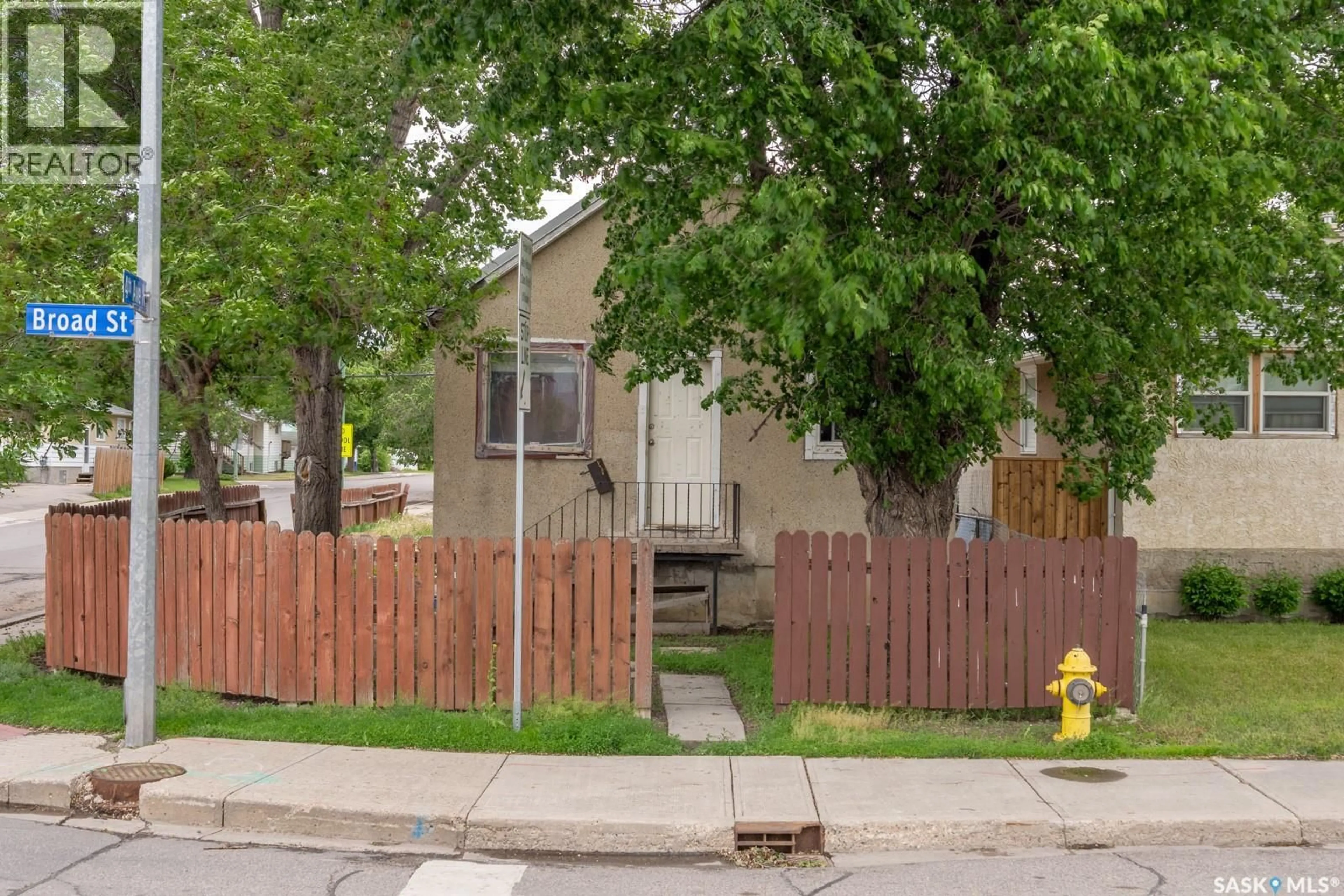 Patio, street for 201 BROAD STREET, Regina Saskatchewan S4R1X1