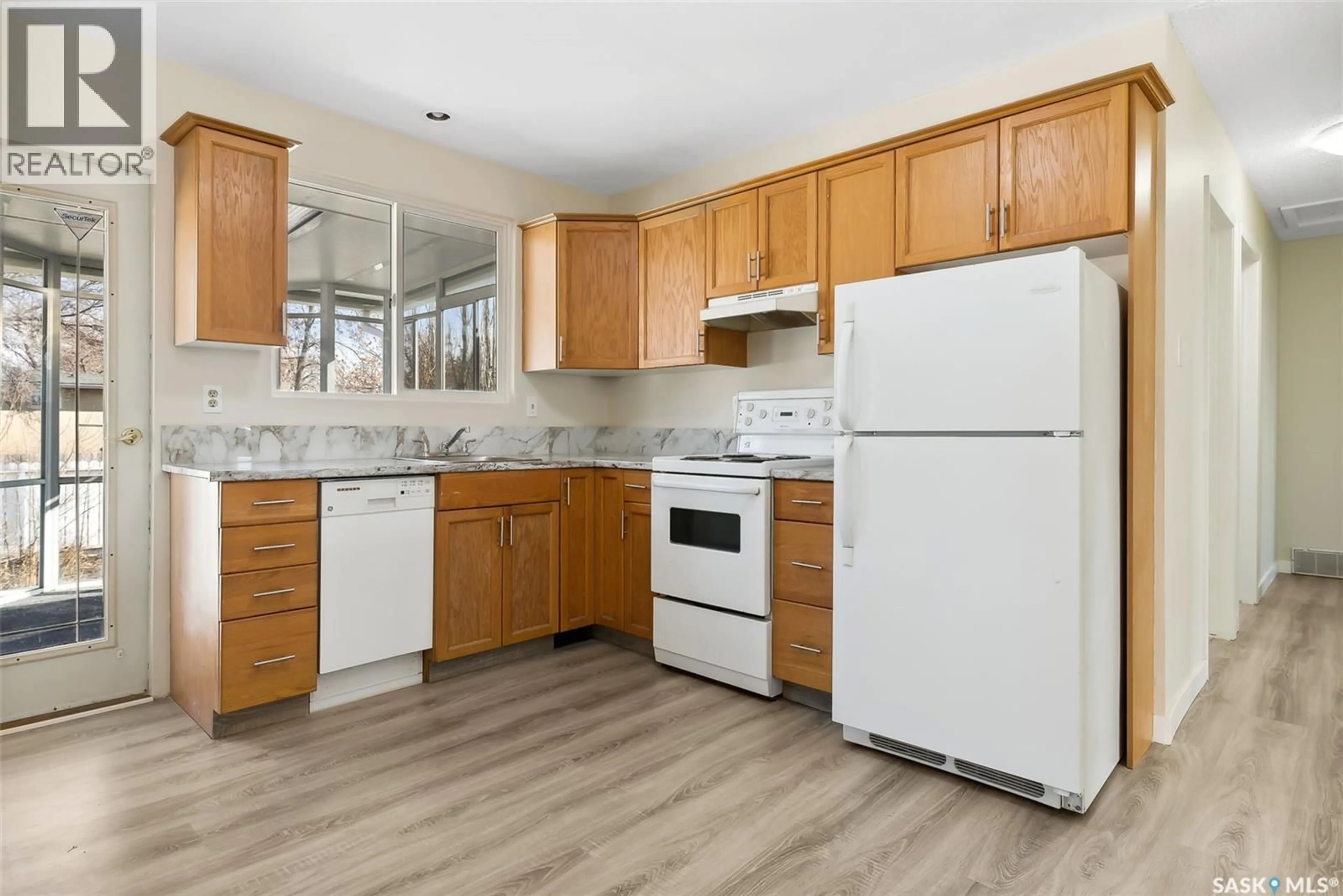 Standard kitchen, unknown for 9 CARMICHAEL BAY, Regina Saskatchewan S4R0C7