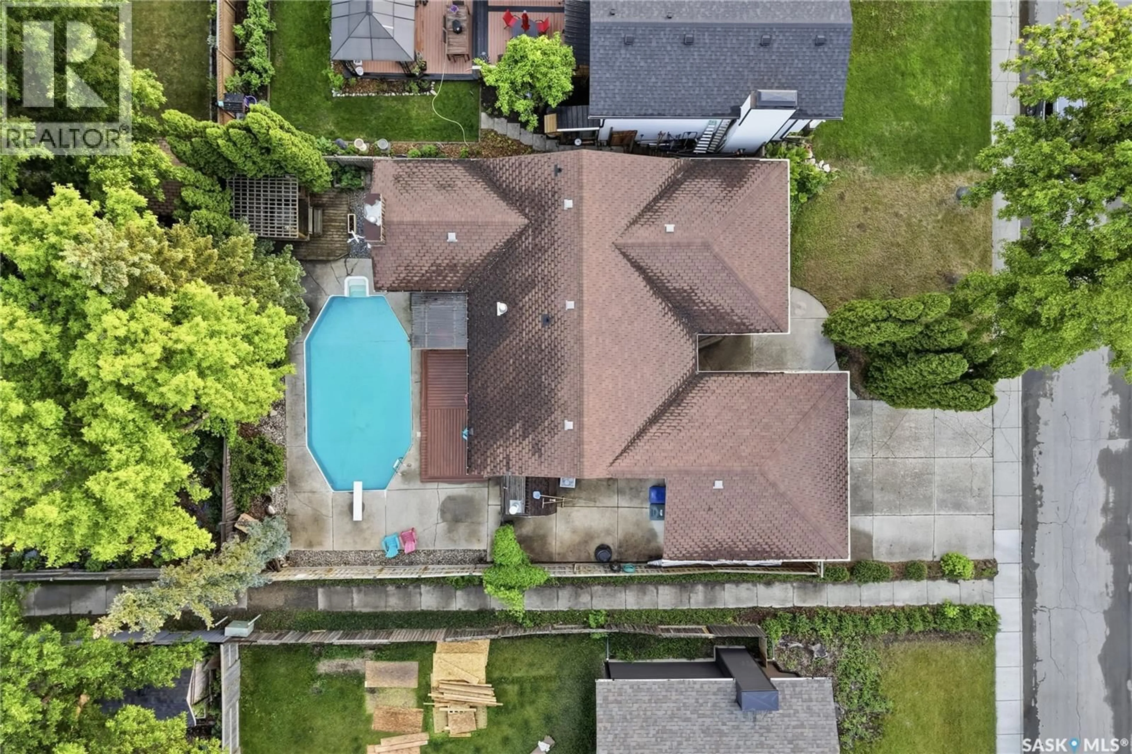 A pic from outside/outdoor area/front of a property/back of a property/a pic from drone, street for 131 NOKOMIS CRESCENT, Saskatoon Saskatchewan S7K5O9