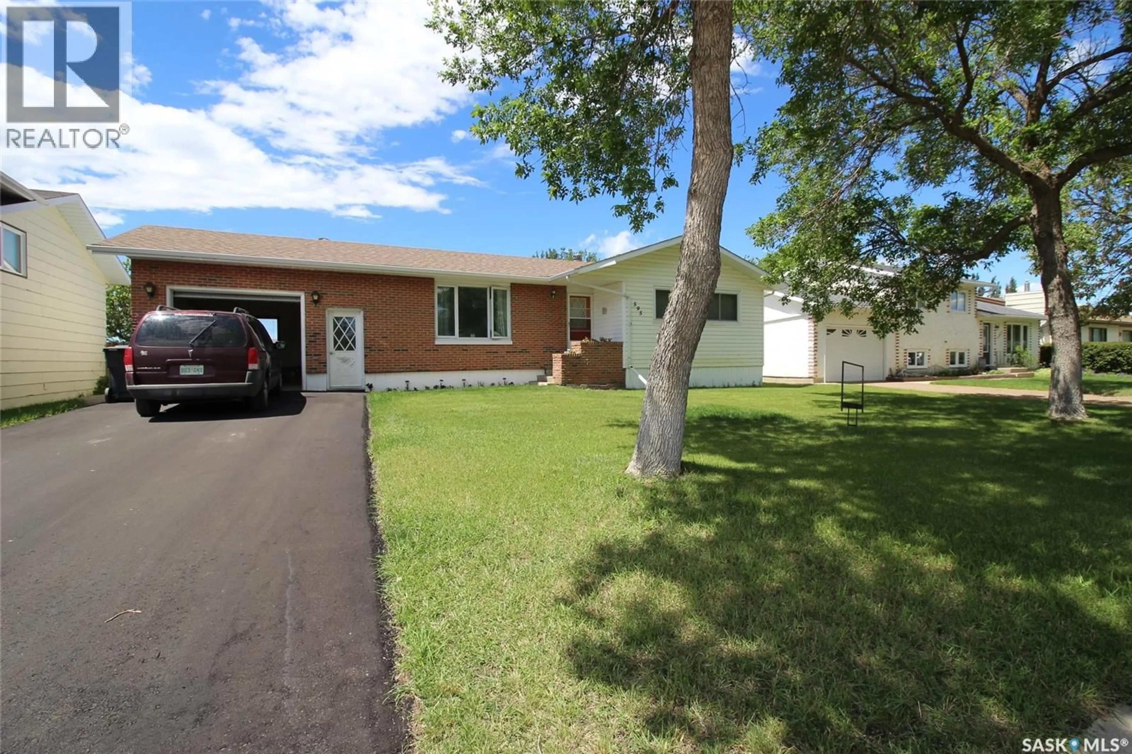 Home with vinyl exterior material, street for 595 9TH STREET, Shaunavon Saskatchewan S0N2M0