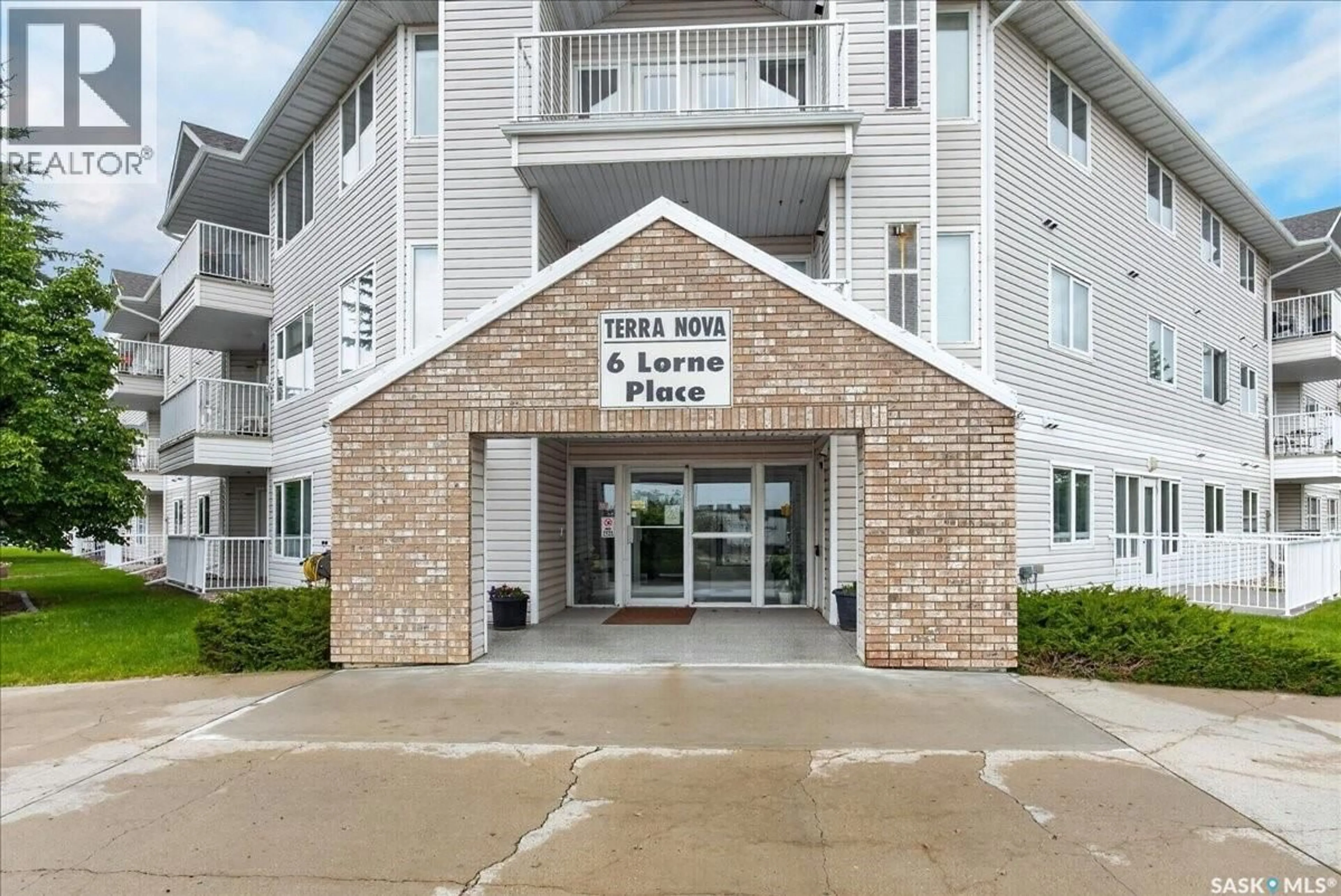 Indoor foyer for 106 6 LORNE PLACE, Regina Saskatchewan S4R8B3