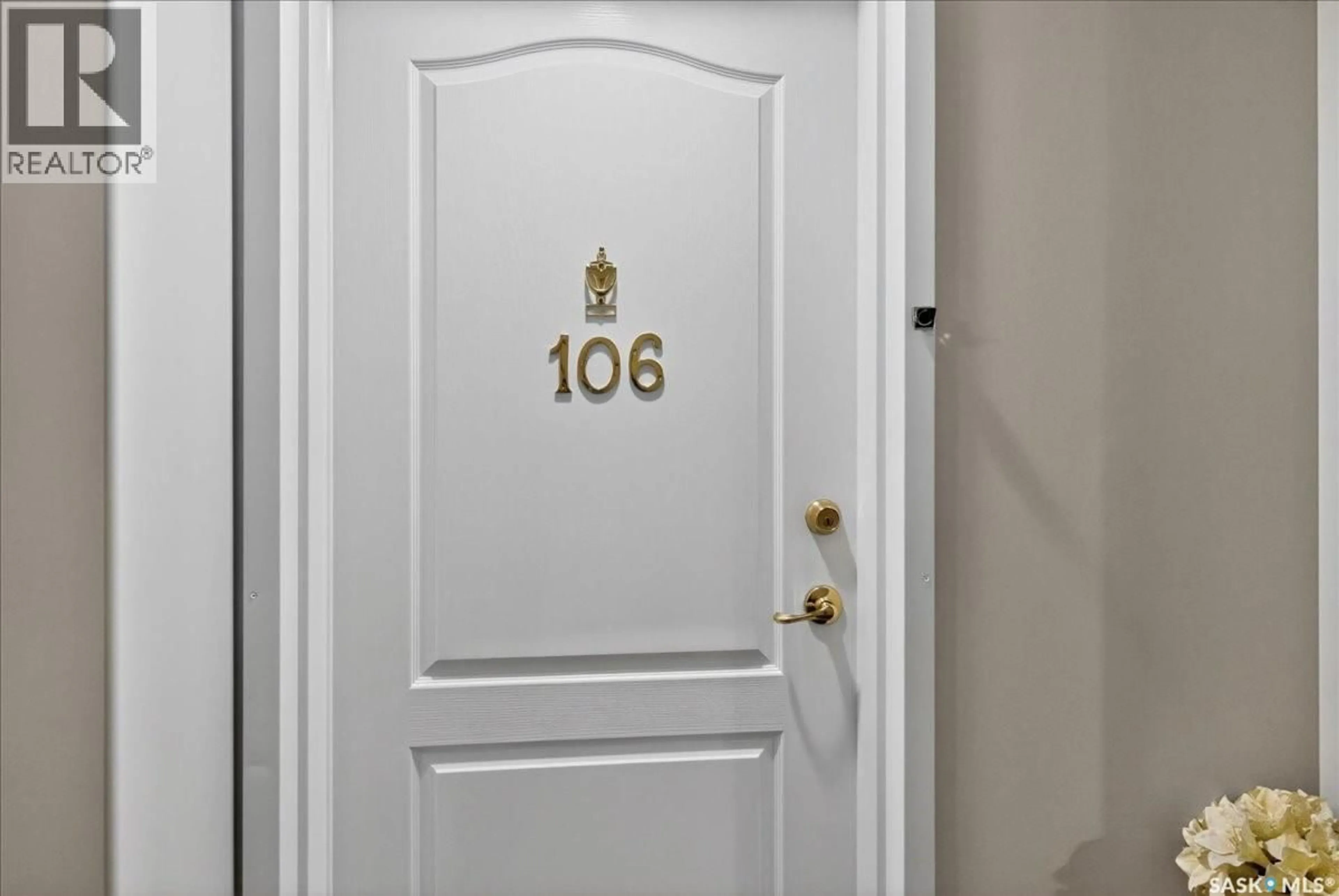 Indoor entryway for 106 6 LORNE PLACE, Regina Saskatchewan S4R8B3