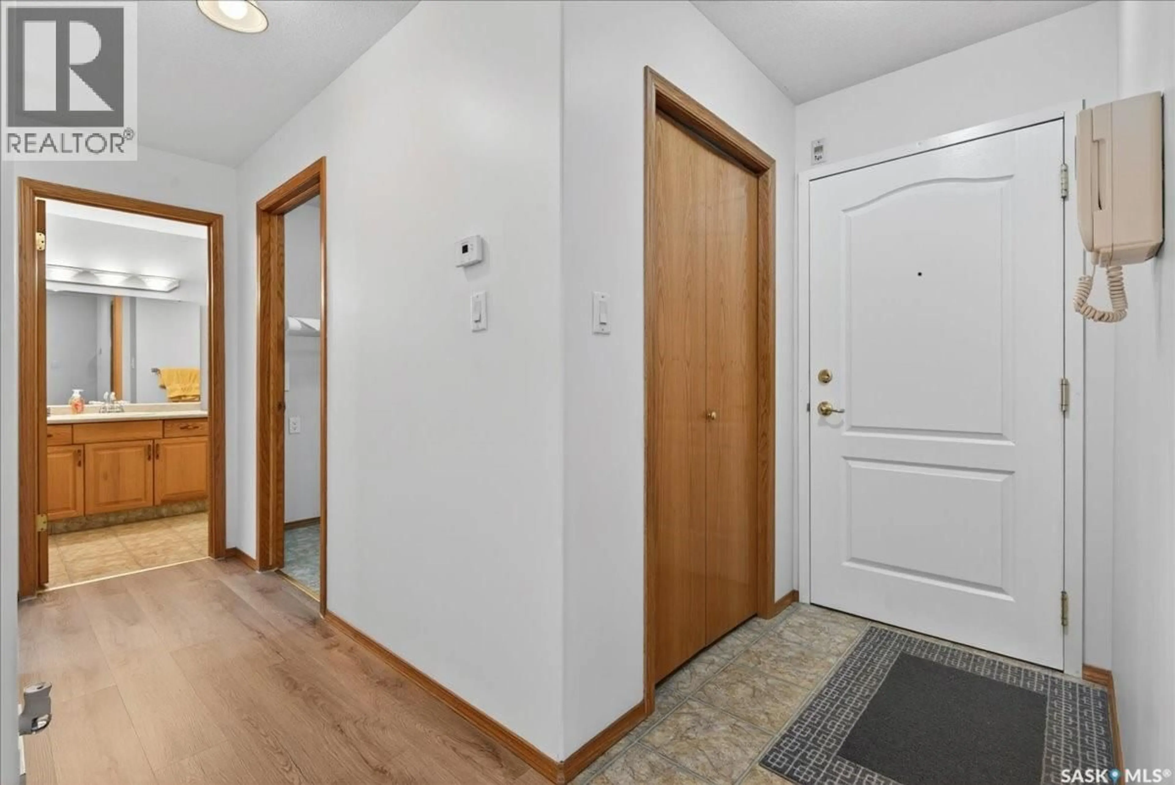 Indoor entryway for 106 6 LORNE PLACE, Regina Saskatchewan S4R8B3