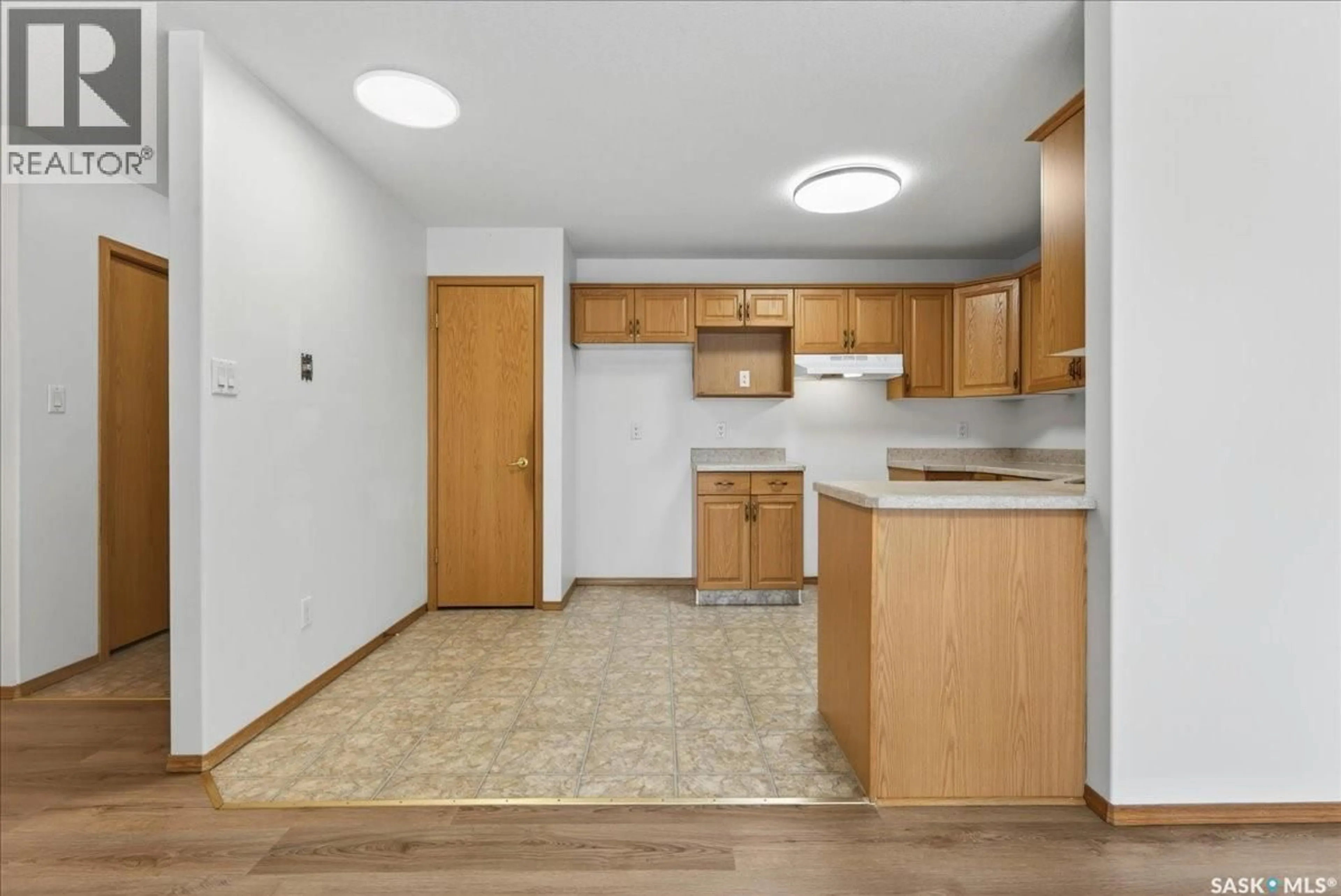 Standard kitchen, unknown for 106 6 LORNE PLACE, Regina Saskatchewan S4R8B3