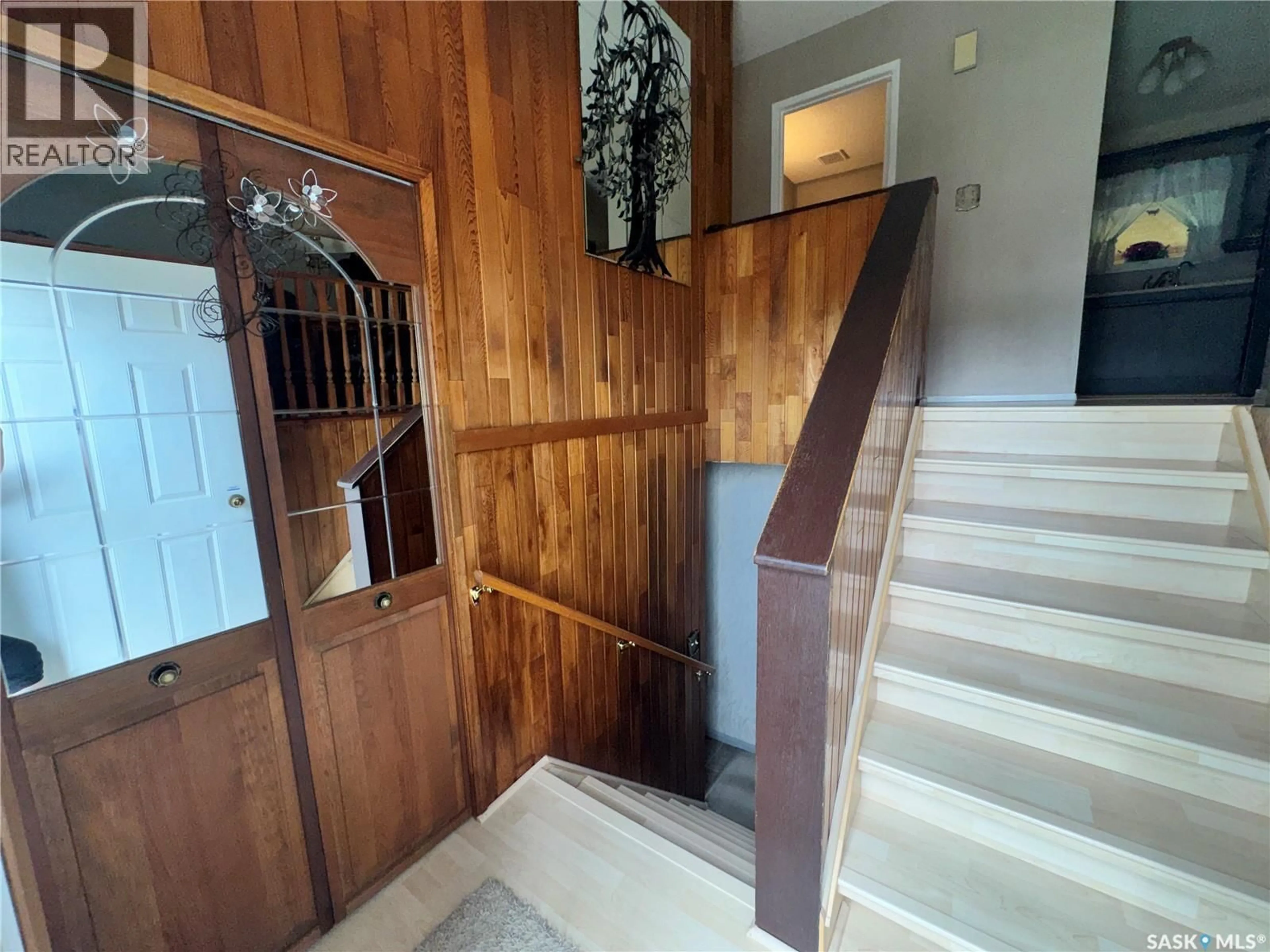 Indoor foyer for 523 8TH AVENUE, Biggar Saskatchewan S0K0M0