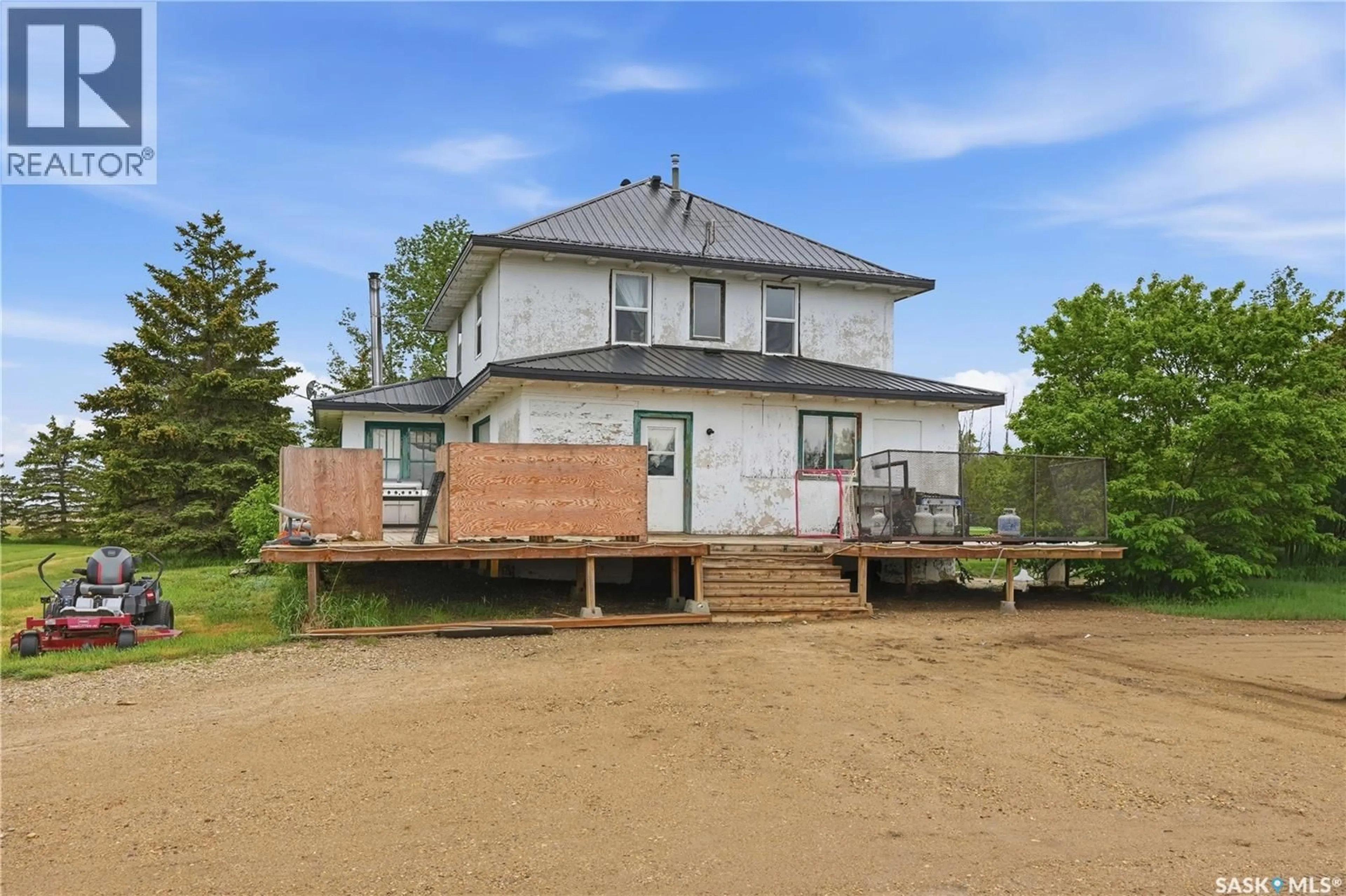 A pic from outside/outdoor area/front of a property/back of a property/a pic from drone, building for MULLEN ACREAGE, Stonehenge Rm No. 73 Saskatchewan S0H0B0