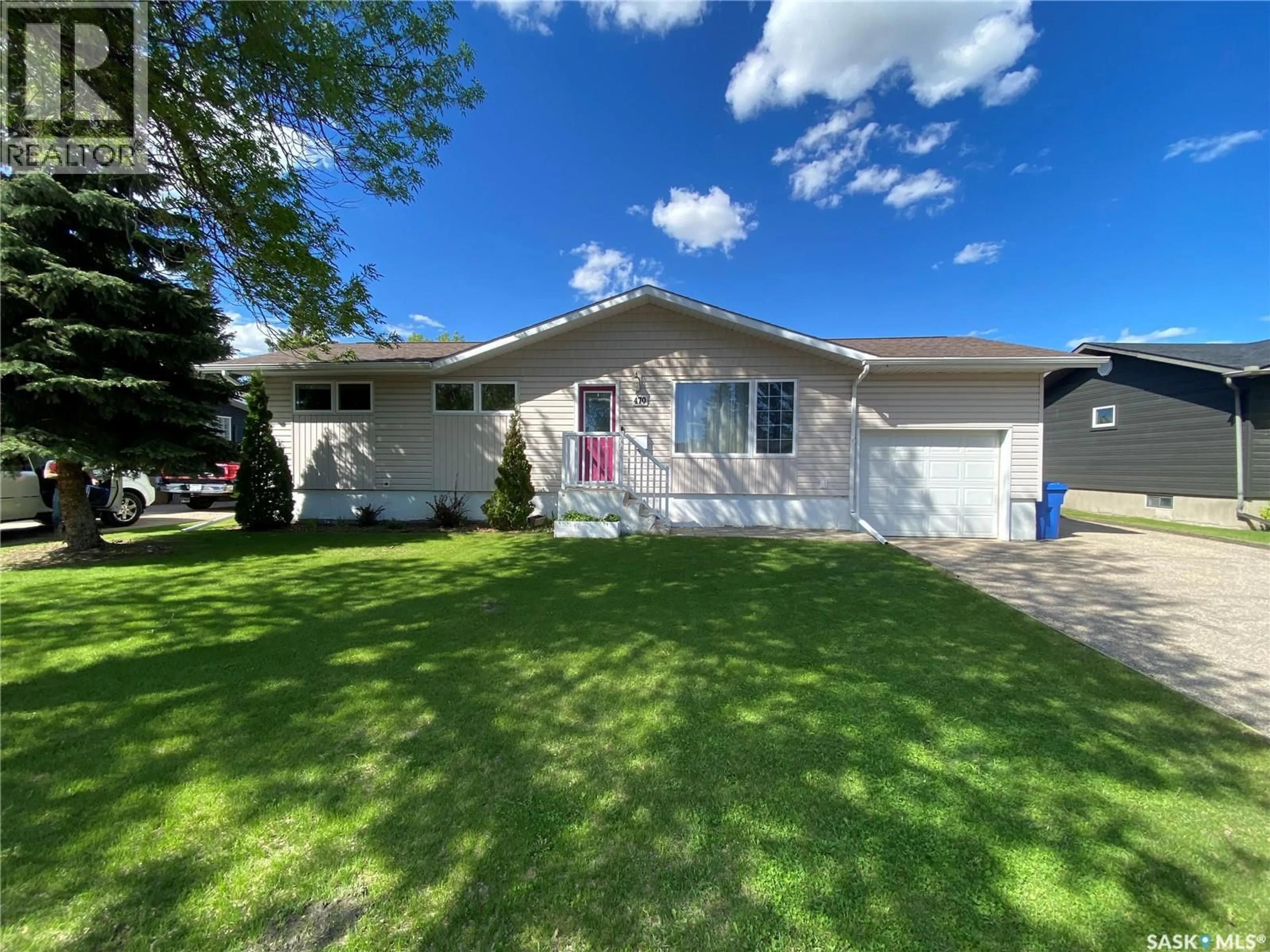 Home with vinyl exterior material, street for 470 RIVERVIEW ROAD, Yorkton Saskatchewan S3N2L9