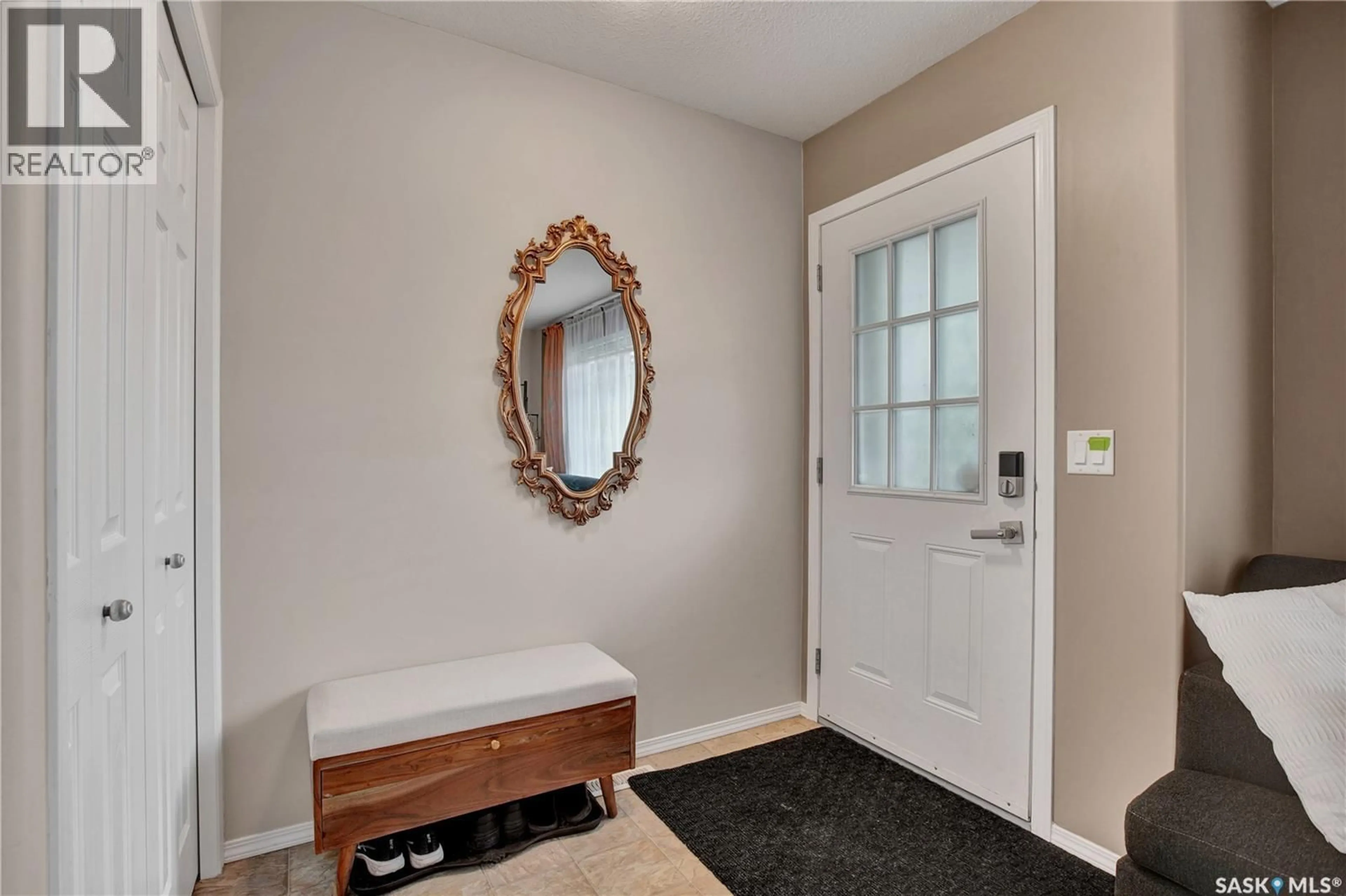 Indoor entryway for 122 BLAKENEY CRESCENT, Saskatoon Saskatchewan S7L7N4