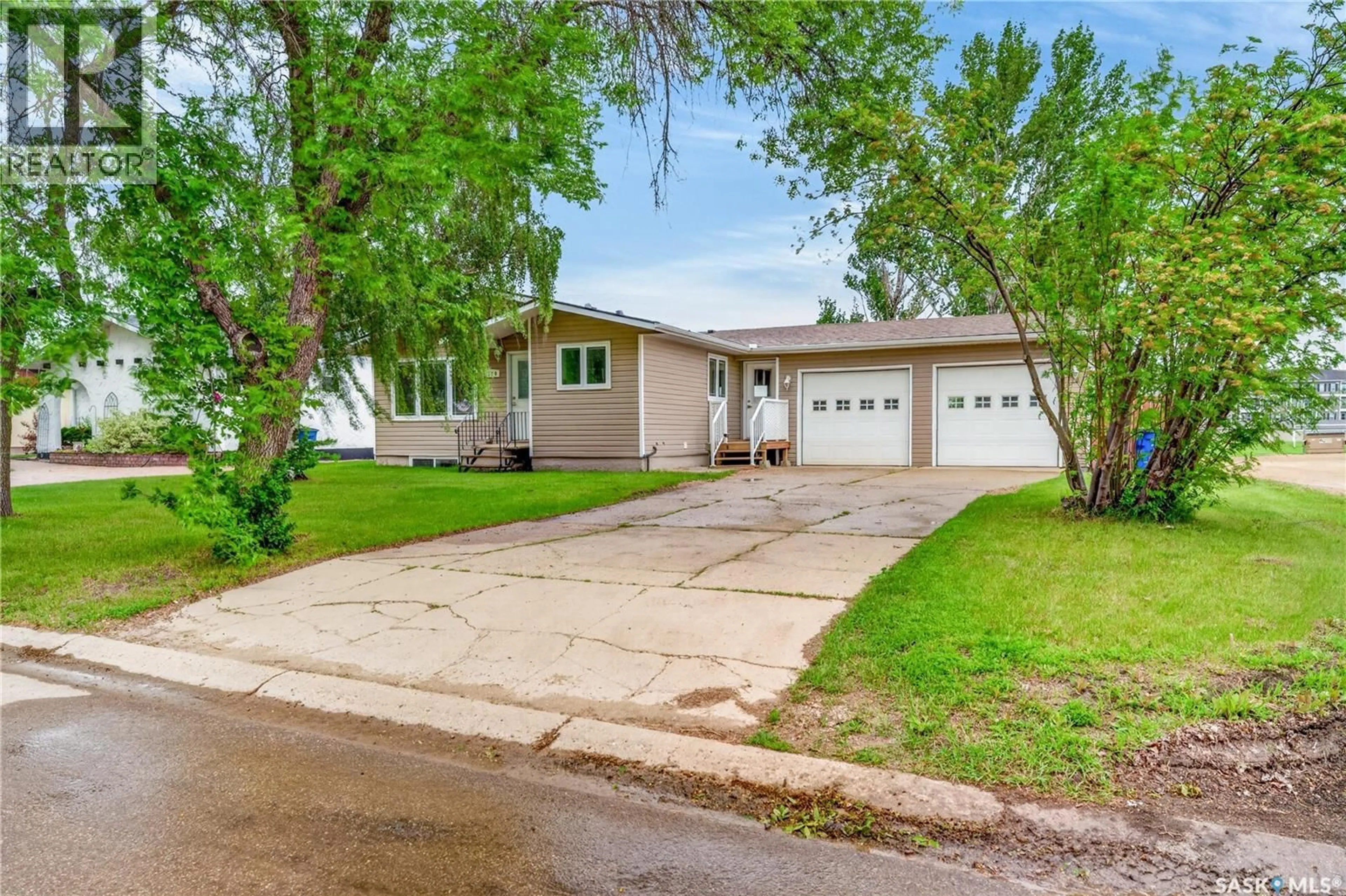 Home with vinyl exterior material, street for 520 CARIBOU CRESCENT, Tisdale Saskatchewan S0E1T0