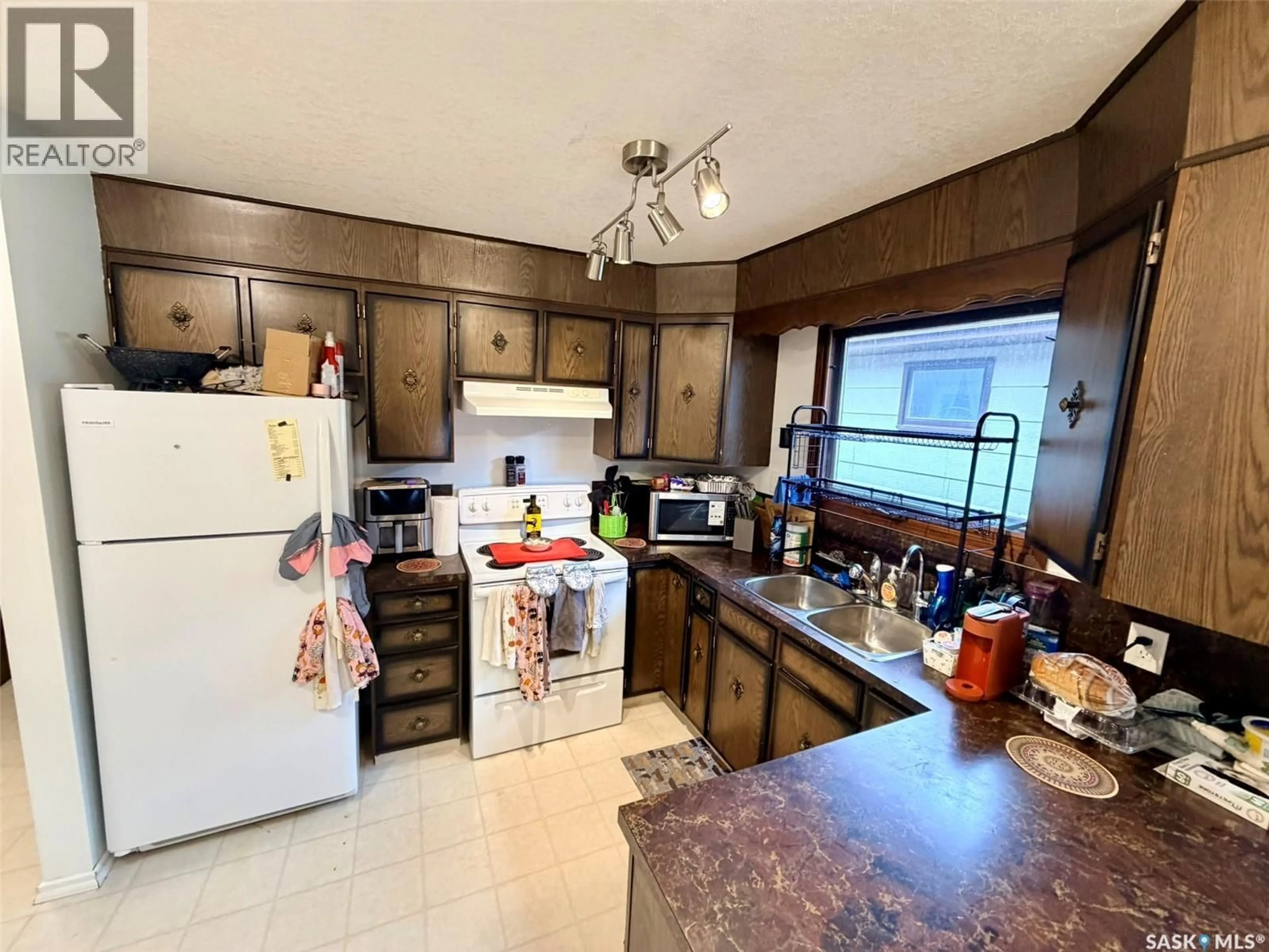 Standard kitchen, ceramic/tile floor for E - 208 7TH STREET, Wynyard Saskatchewan S0A4T0