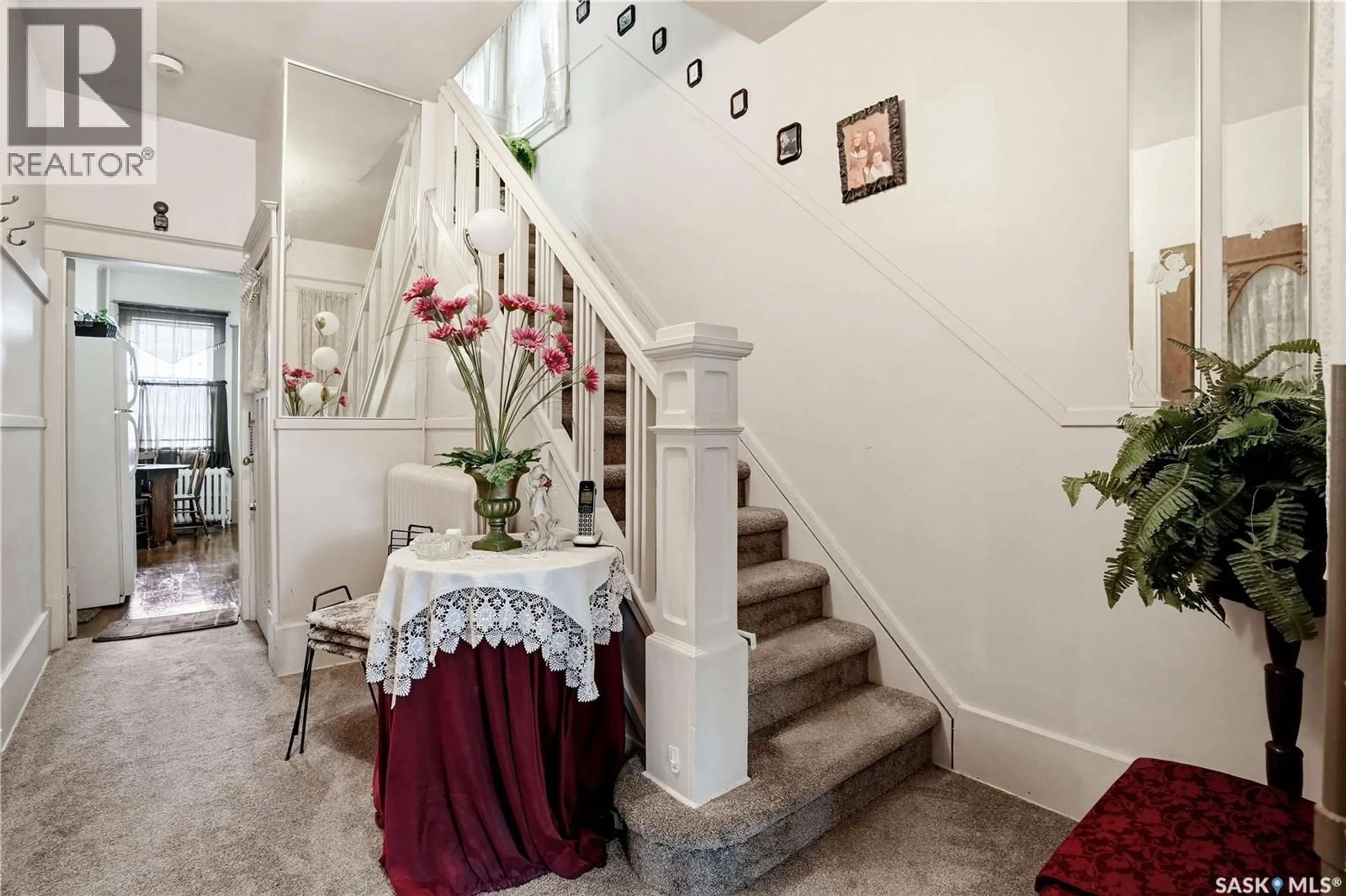 Indoor foyer for 1320 VICTORIA AVENUE, Regina Saskatchewan S4P0P1