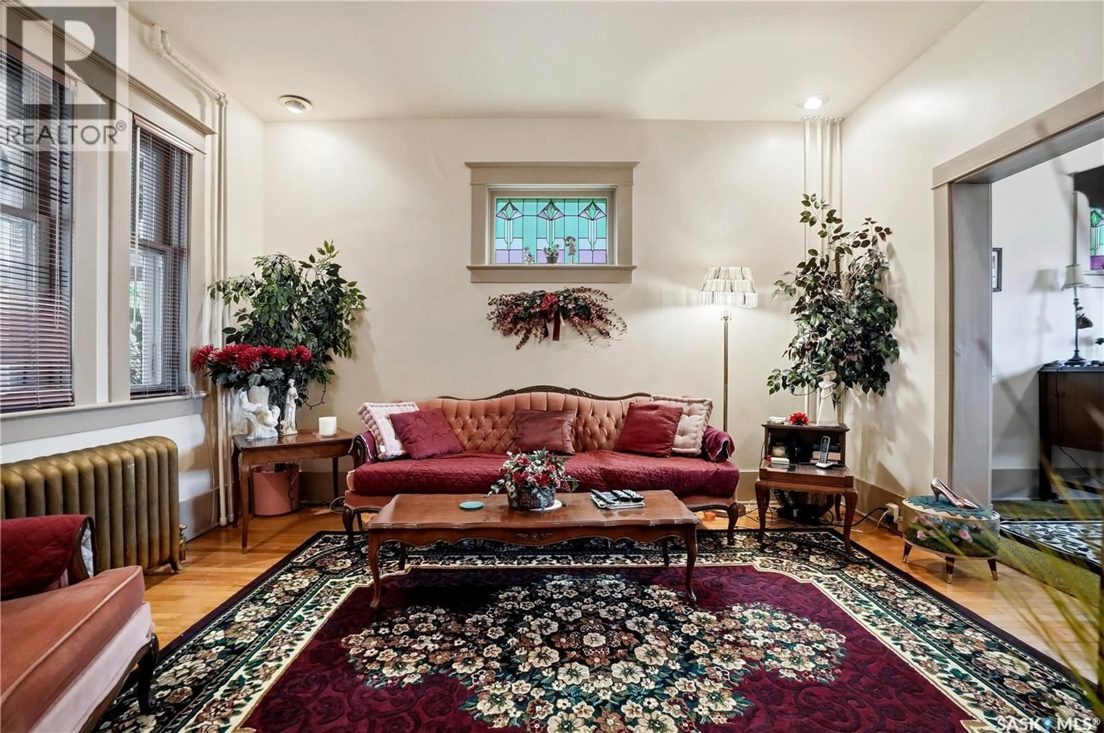 Living room with furniture, carpet floor for 1320 VICTORIA AVENUE, Regina Saskatchewan S4P0P1