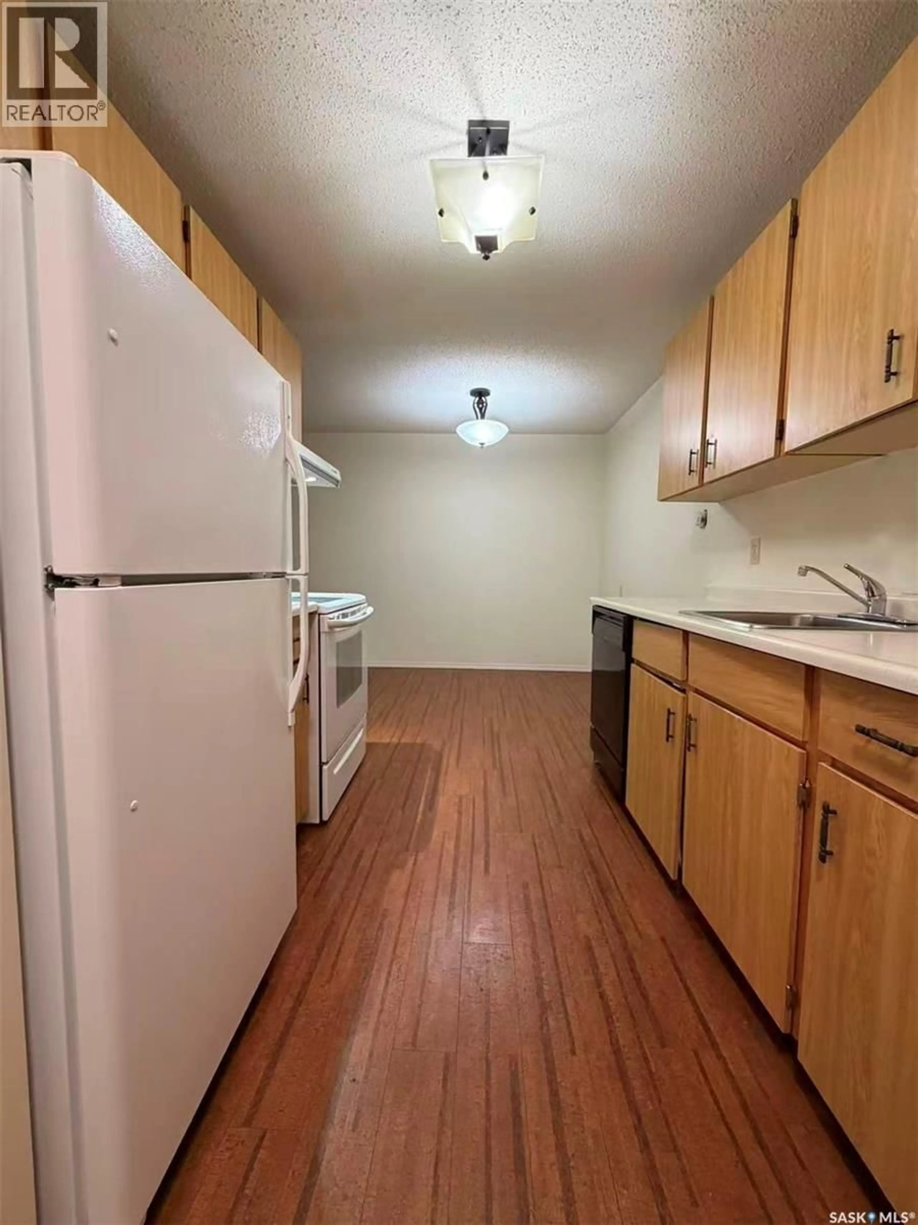 Standard kitchen, unknown for 310 - 726 STILLWATER DRIVE, Saskatoon Saskatchewan S7J4H7