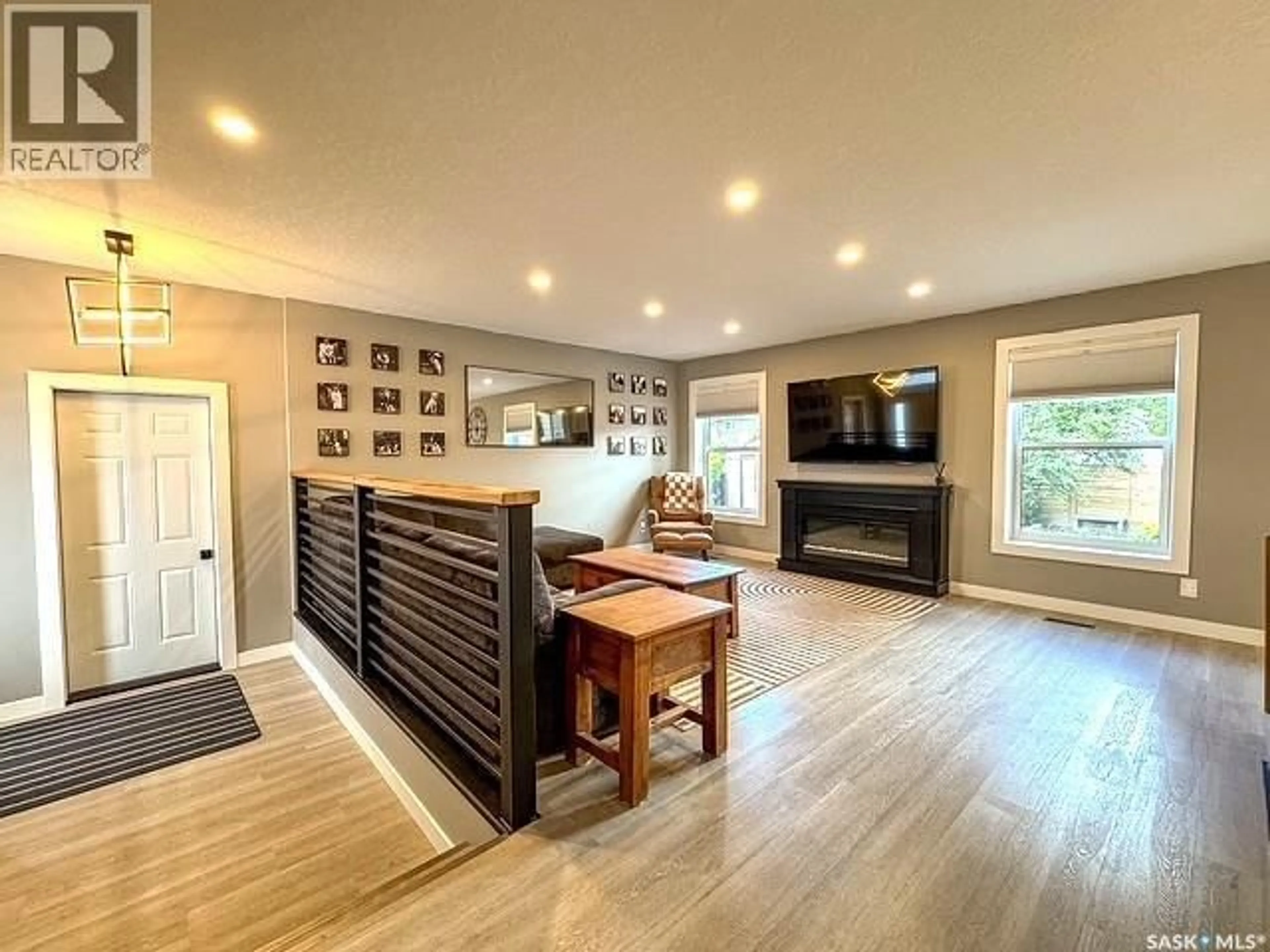 Open concept kitchen, wood/laminate floor for 482 RUSSELL CRESCENT, Swift Current Saskatchewan S9H4S7