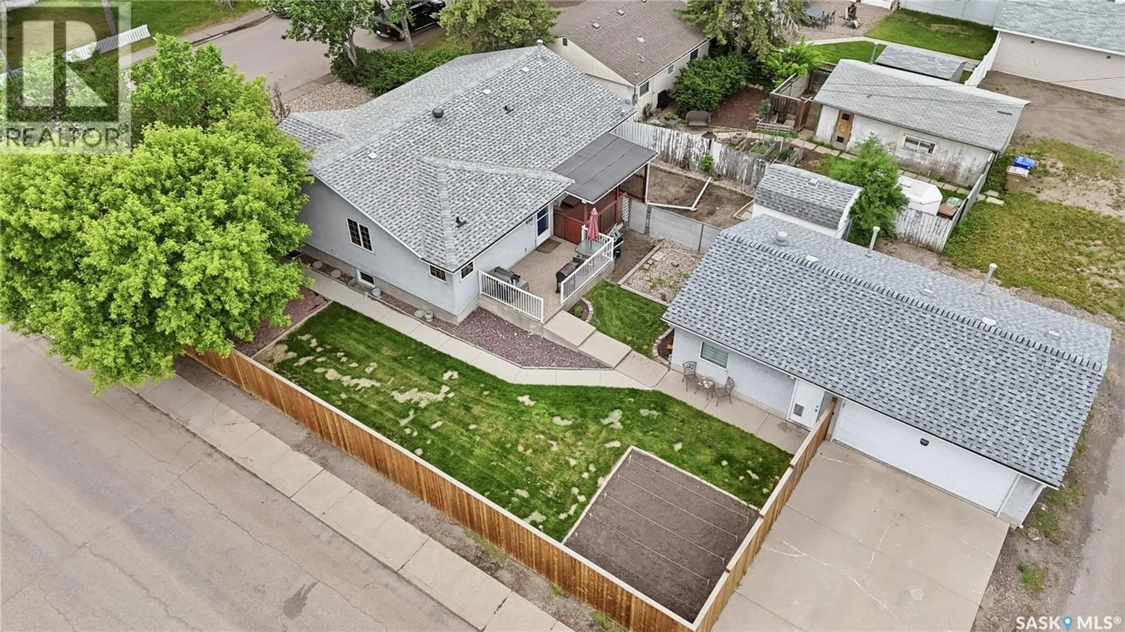 A pic from outside/outdoor area/front of a property/back of a property/a pic from drone, street for 177 OTTAWA STREET, Regina Saskatchewan S4R1N3