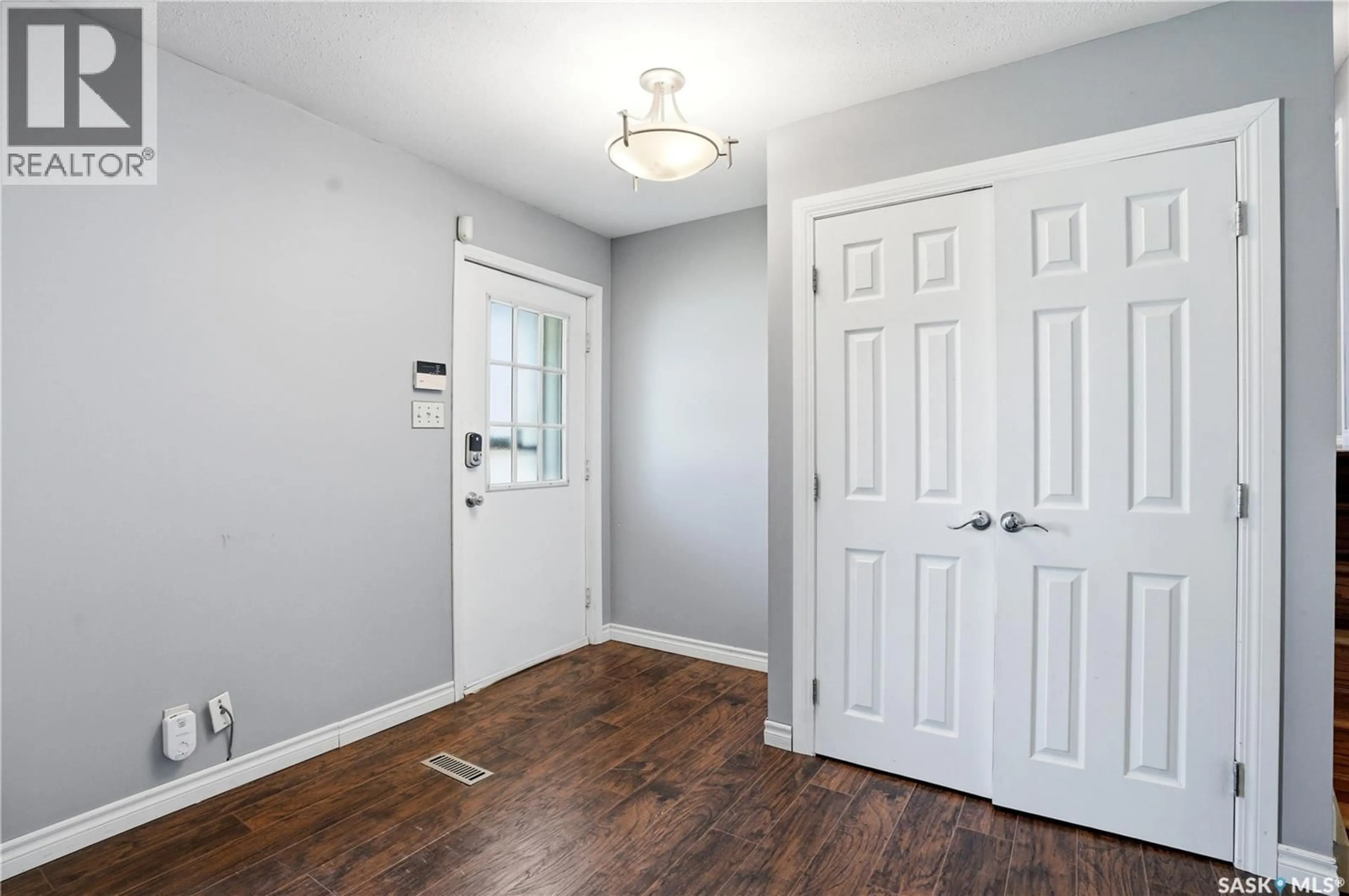 Indoor entryway for 135 PENRYN CRESCENT, Saskatoon Saskatchewan S7H5G3