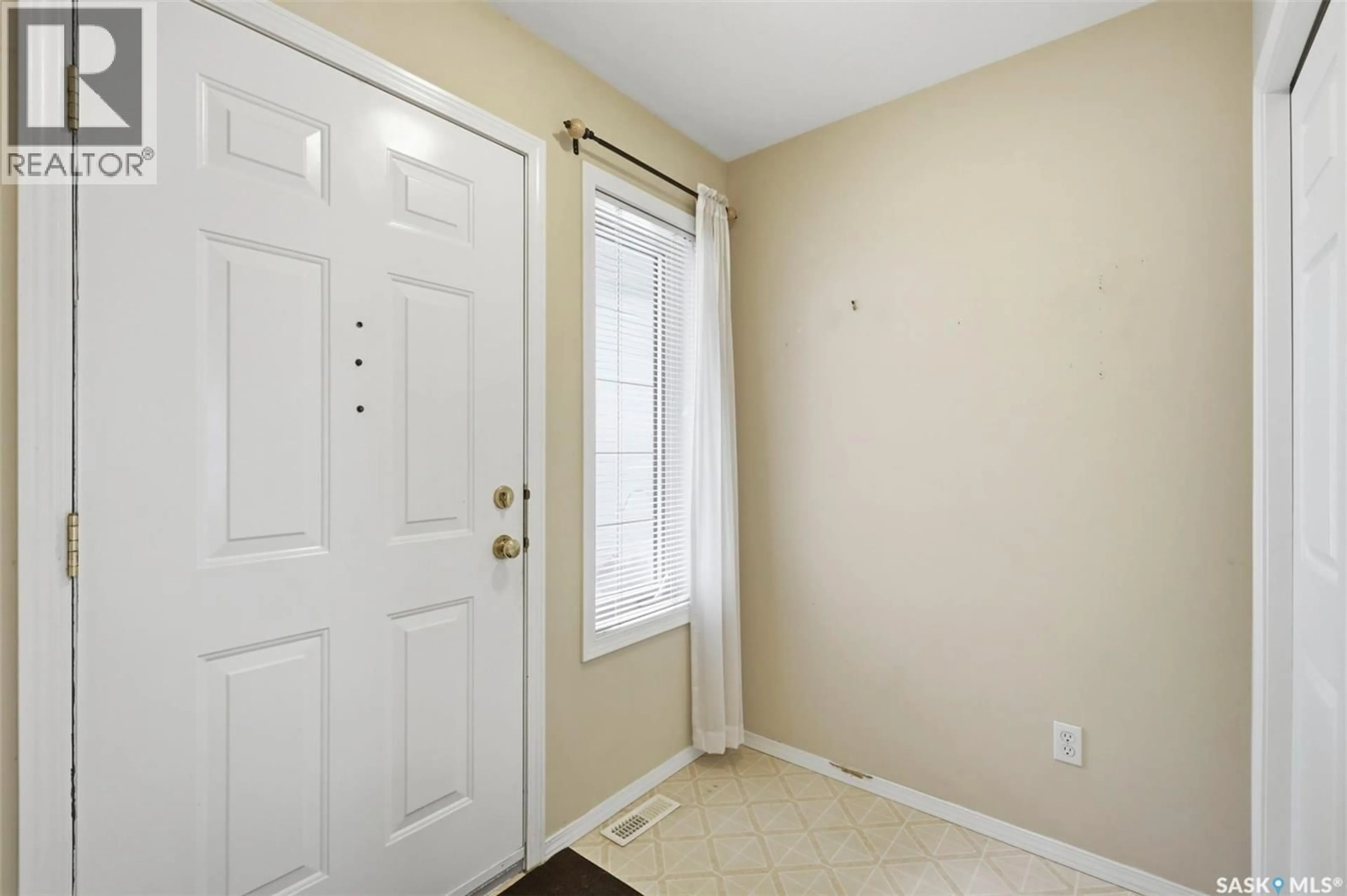 Indoor entryway for 425 - 40 BAYFIELD CRESCENT, Saskatoon Saskatchewan S7V1E6