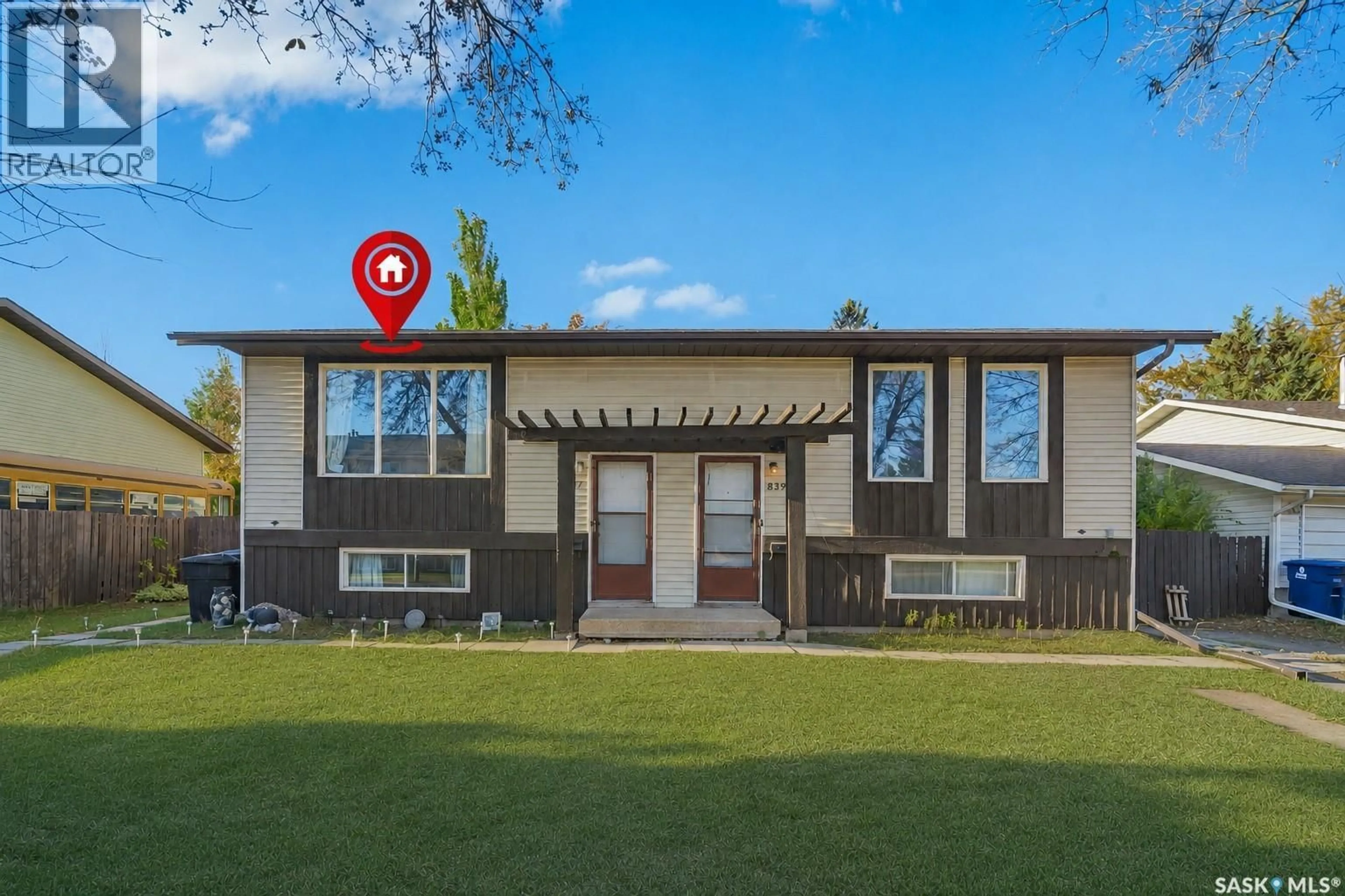 Home with vinyl exterior material, street for 837 KINGSMERE BOULEVARD, Saskatoon Saskatchewan S7J4C4
