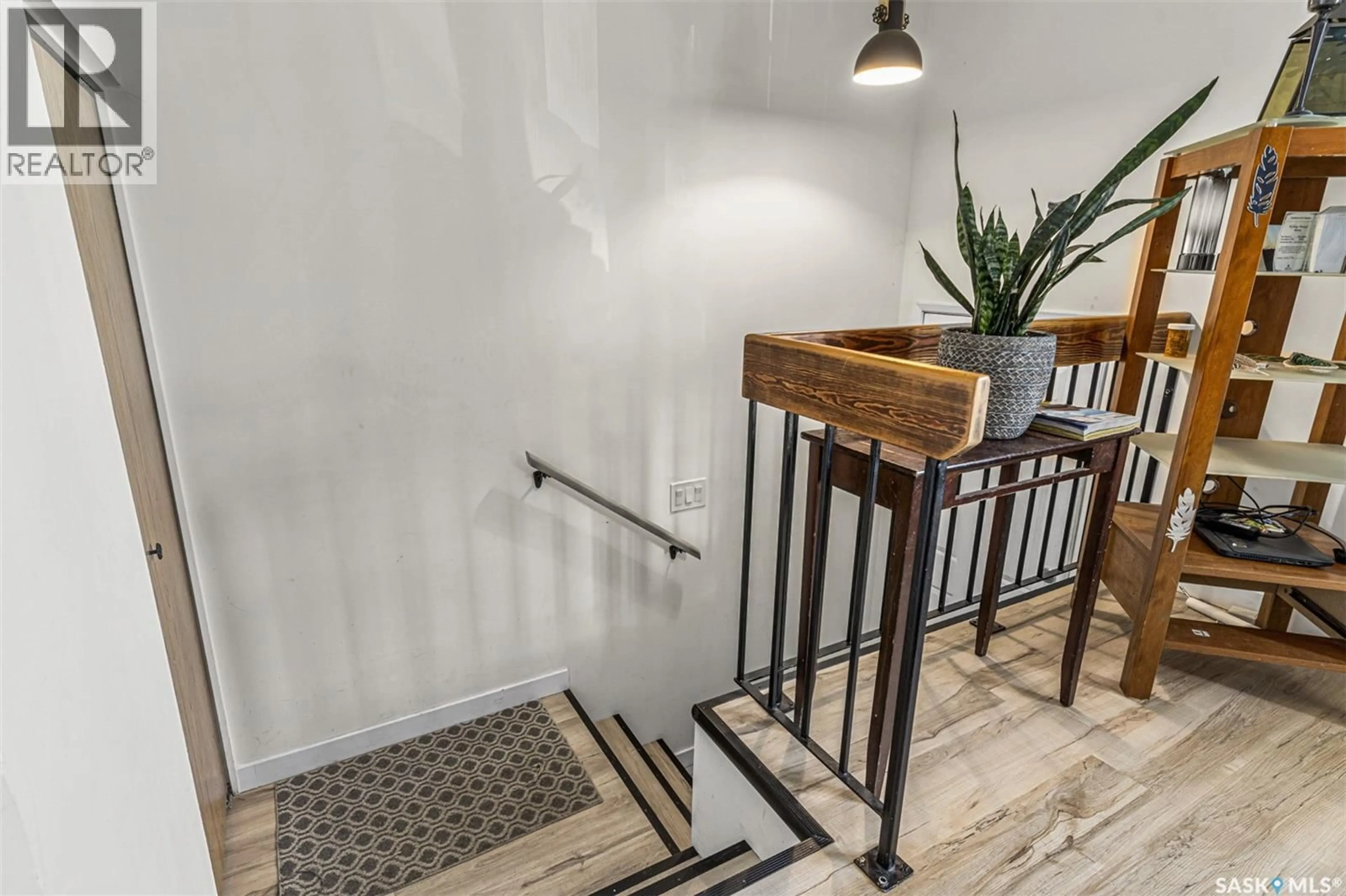 Indoor entryway for 837 KINGSMERE BOULEVARD, Saskatoon Saskatchewan S7J4C4