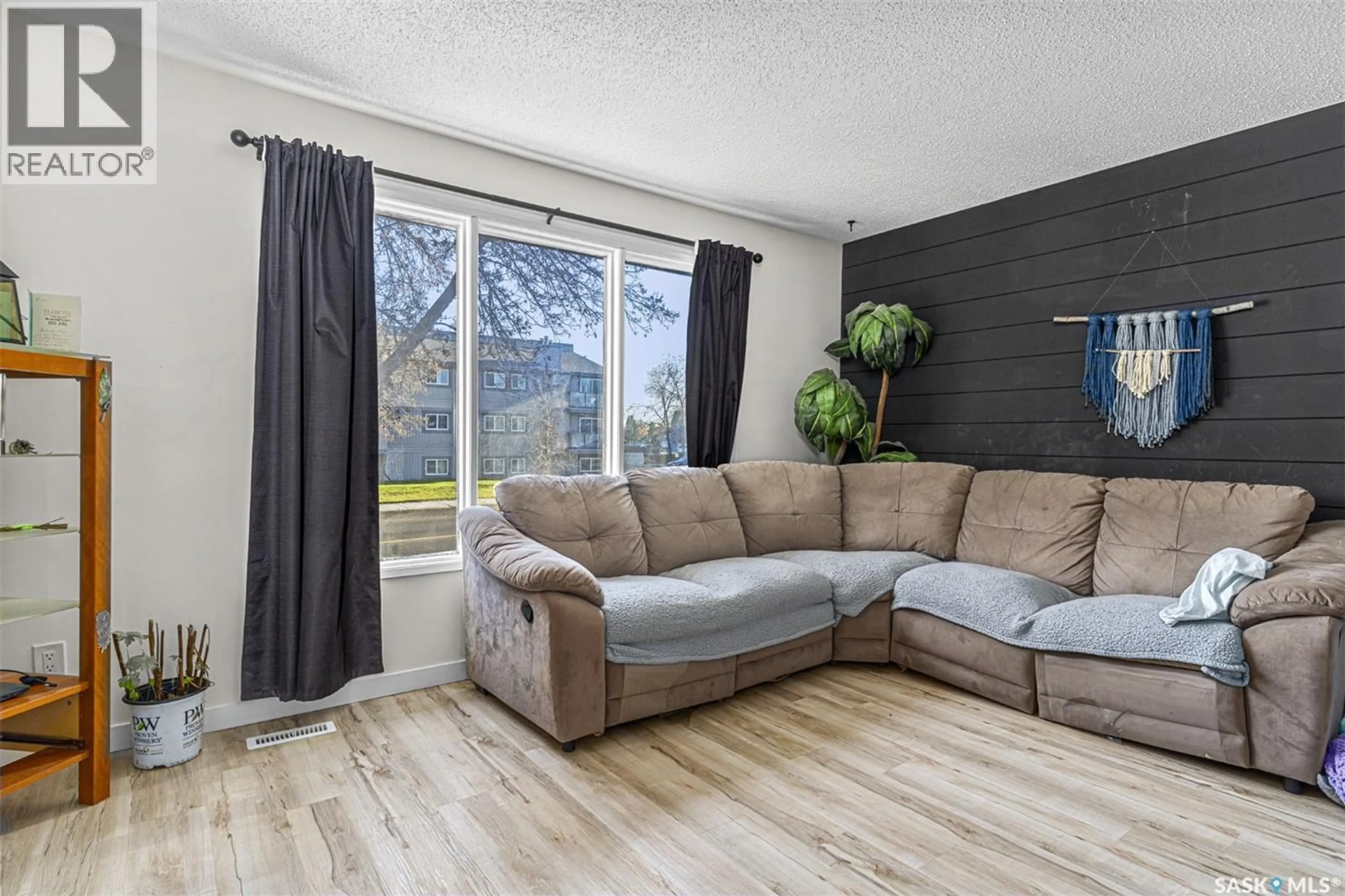 Living room with furniture, wood/laminate floor for 837 KINGSMERE BOULEVARD, Saskatoon Saskatchewan S7J4C4