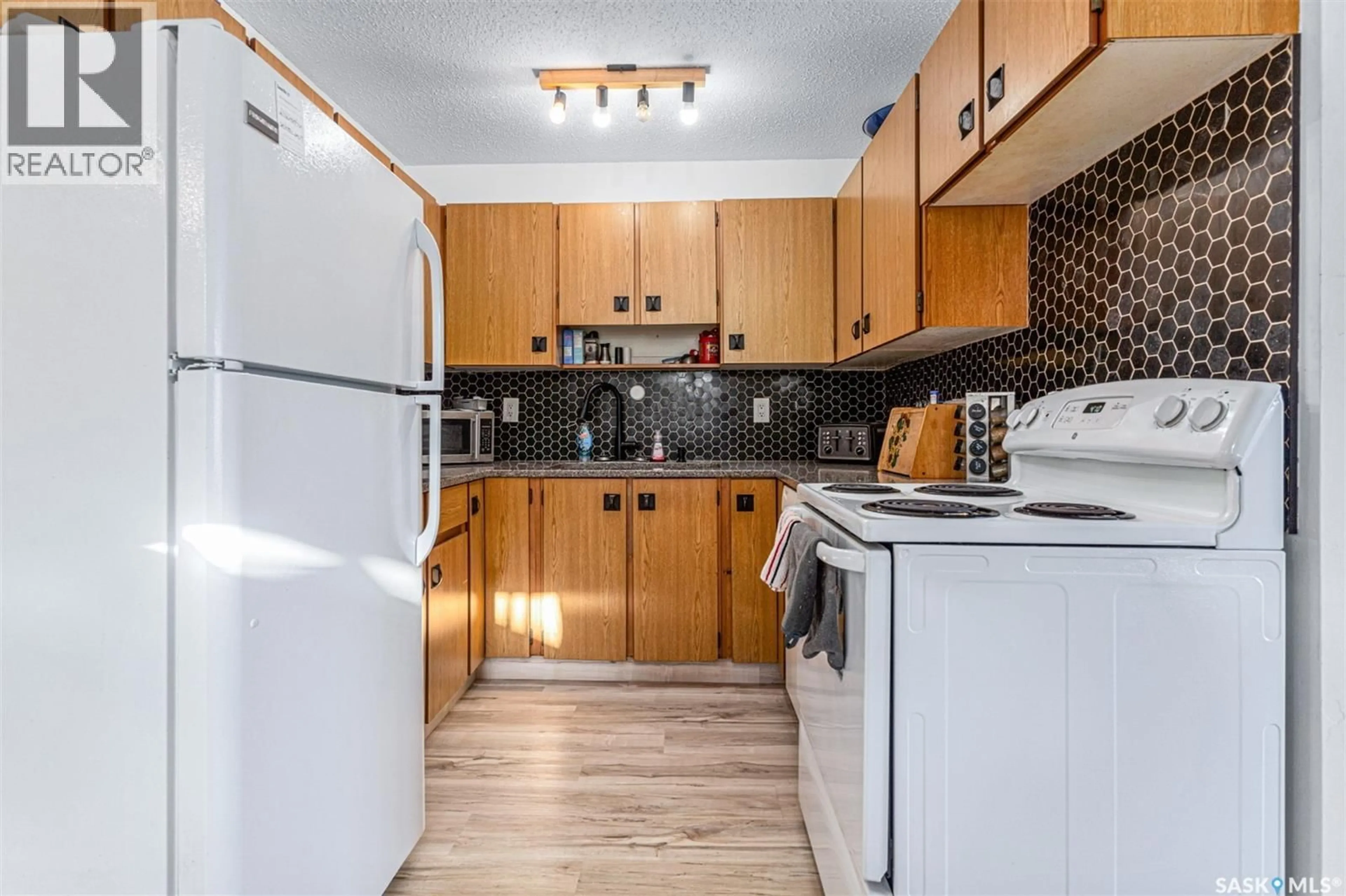 Standard kitchen, unknown for 837 KINGSMERE BOULEVARD, Saskatoon Saskatchewan S7J4C4