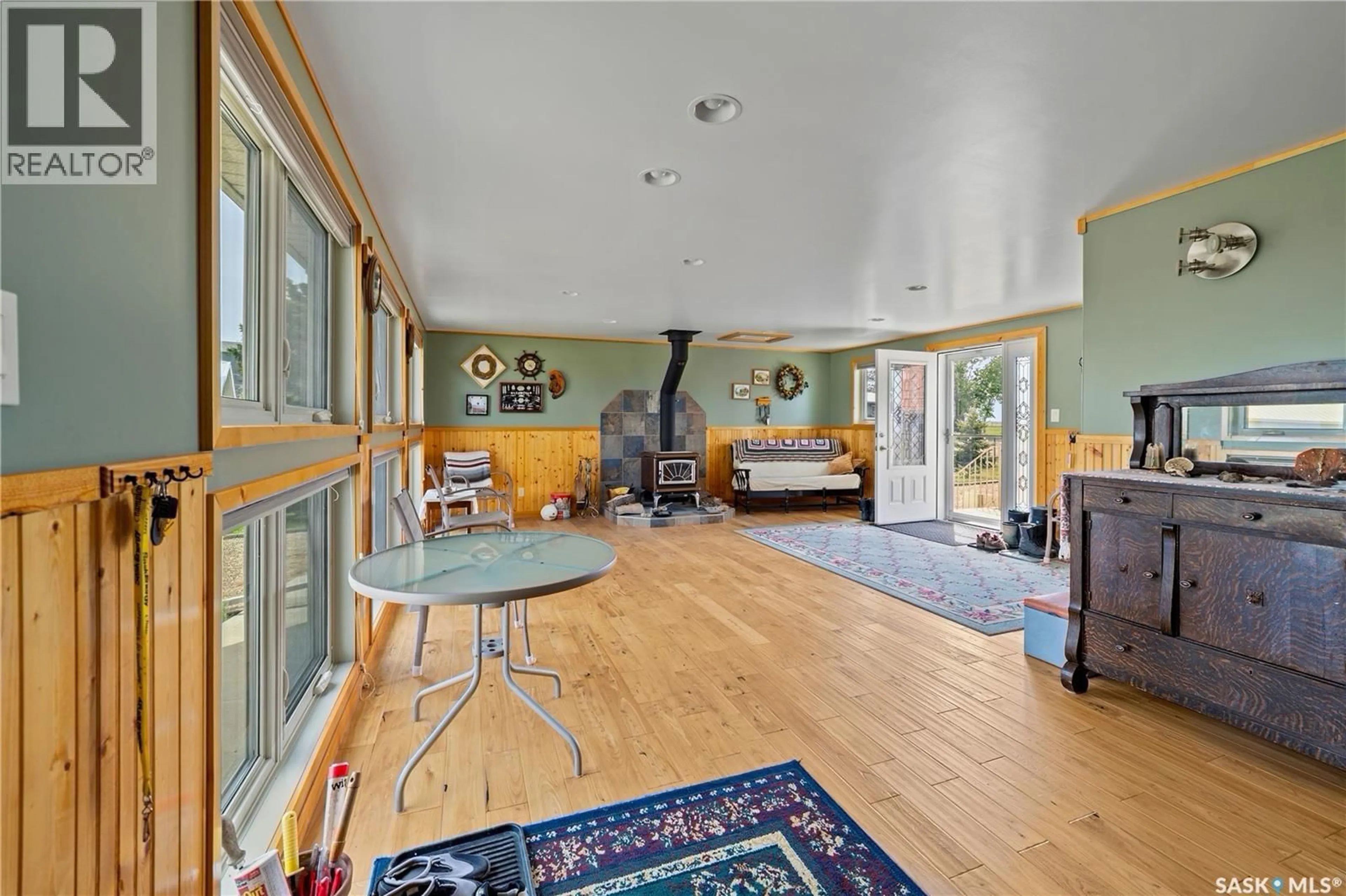 Indoor foyer for 400 LAKESHORE DRIVE, Wee Too Beach Saskatchewan S0G1C0