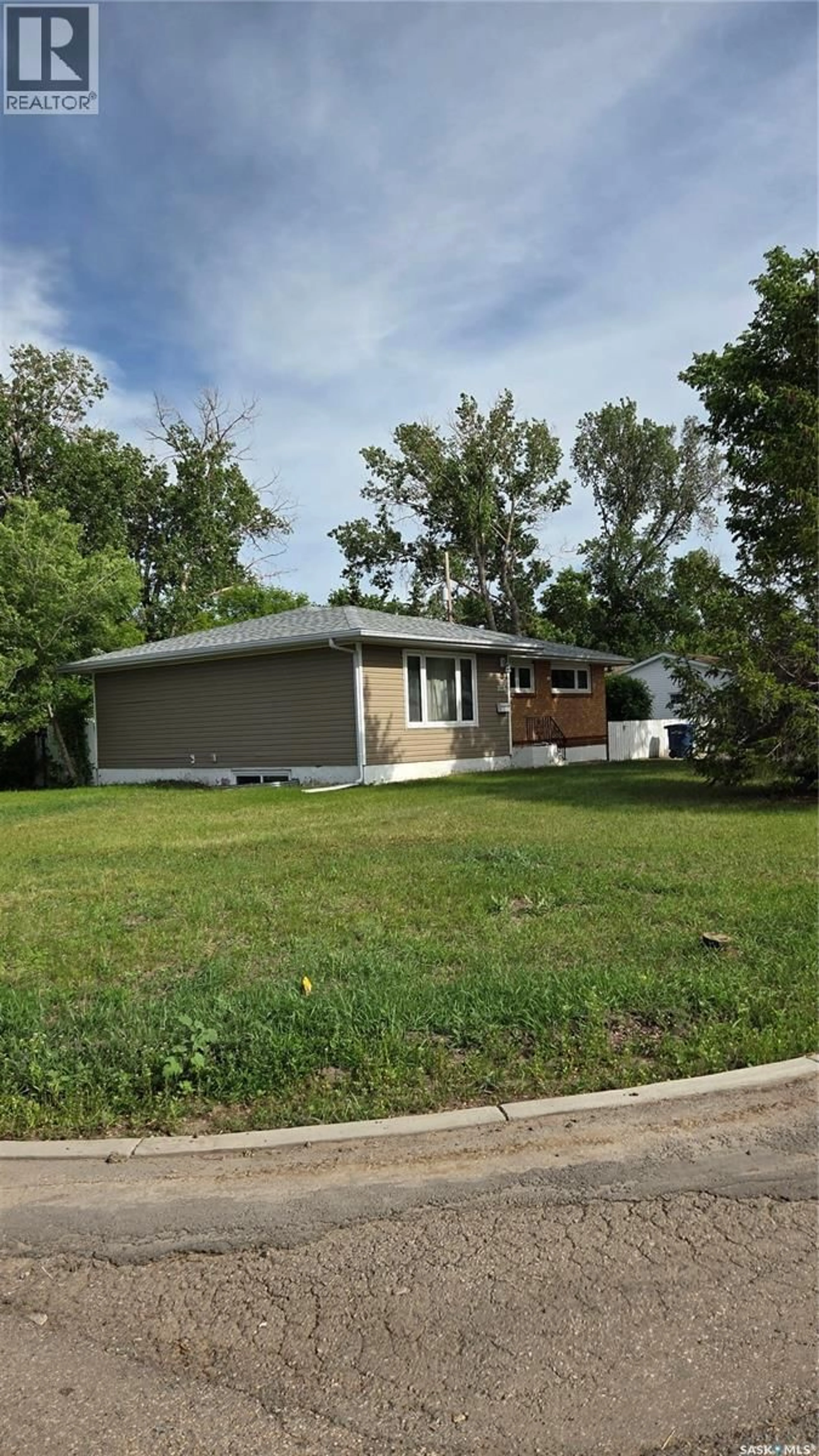 Home with vinyl exterior material, street for 1151 BOGUE AVENUE, Moose Jaw Saskatchewan S6H4M4