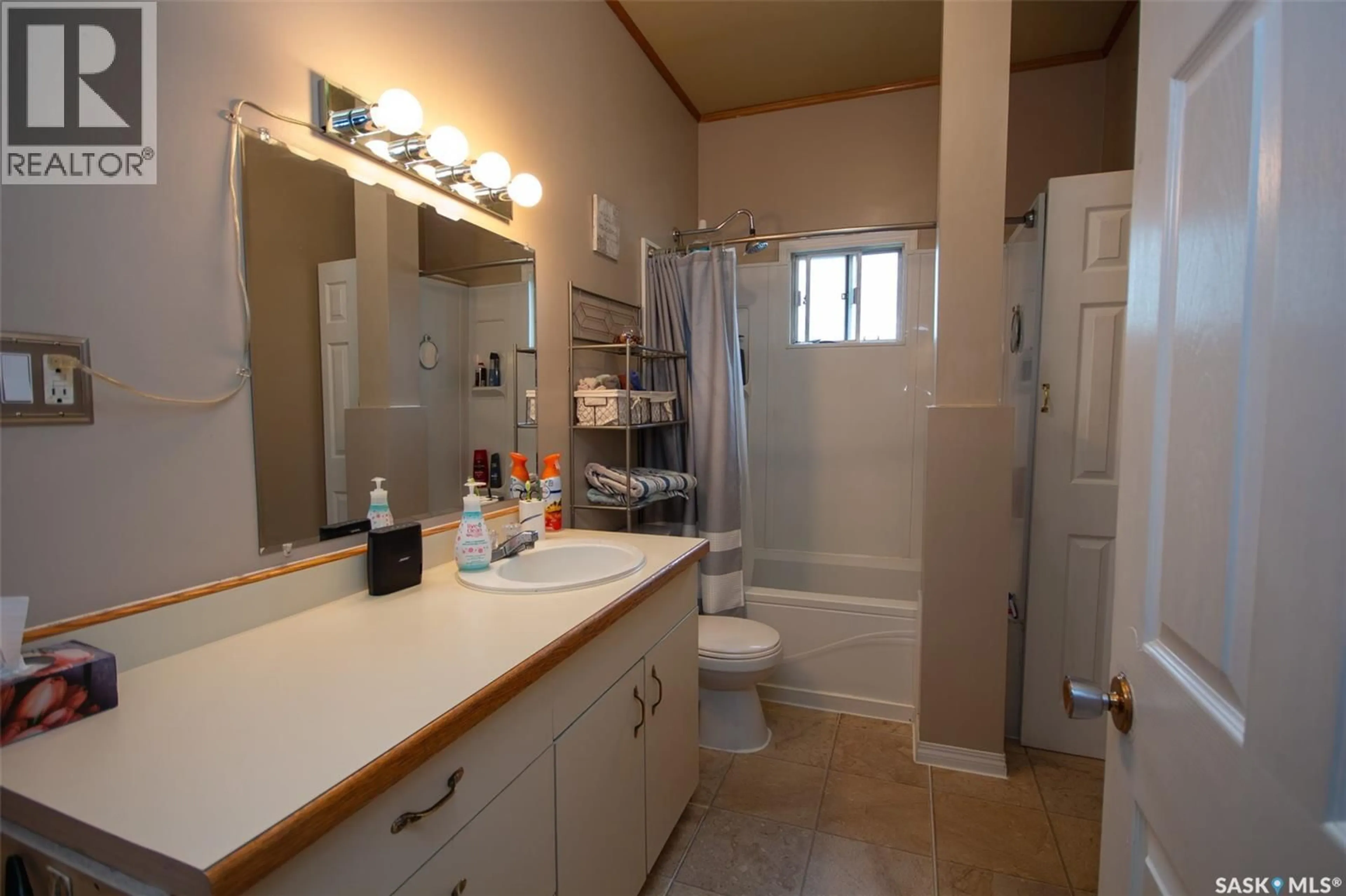 Standard bathroom, ceramic/tile floor for 407 2ND STREET, Wilkie Saskatchewan S0K4W0