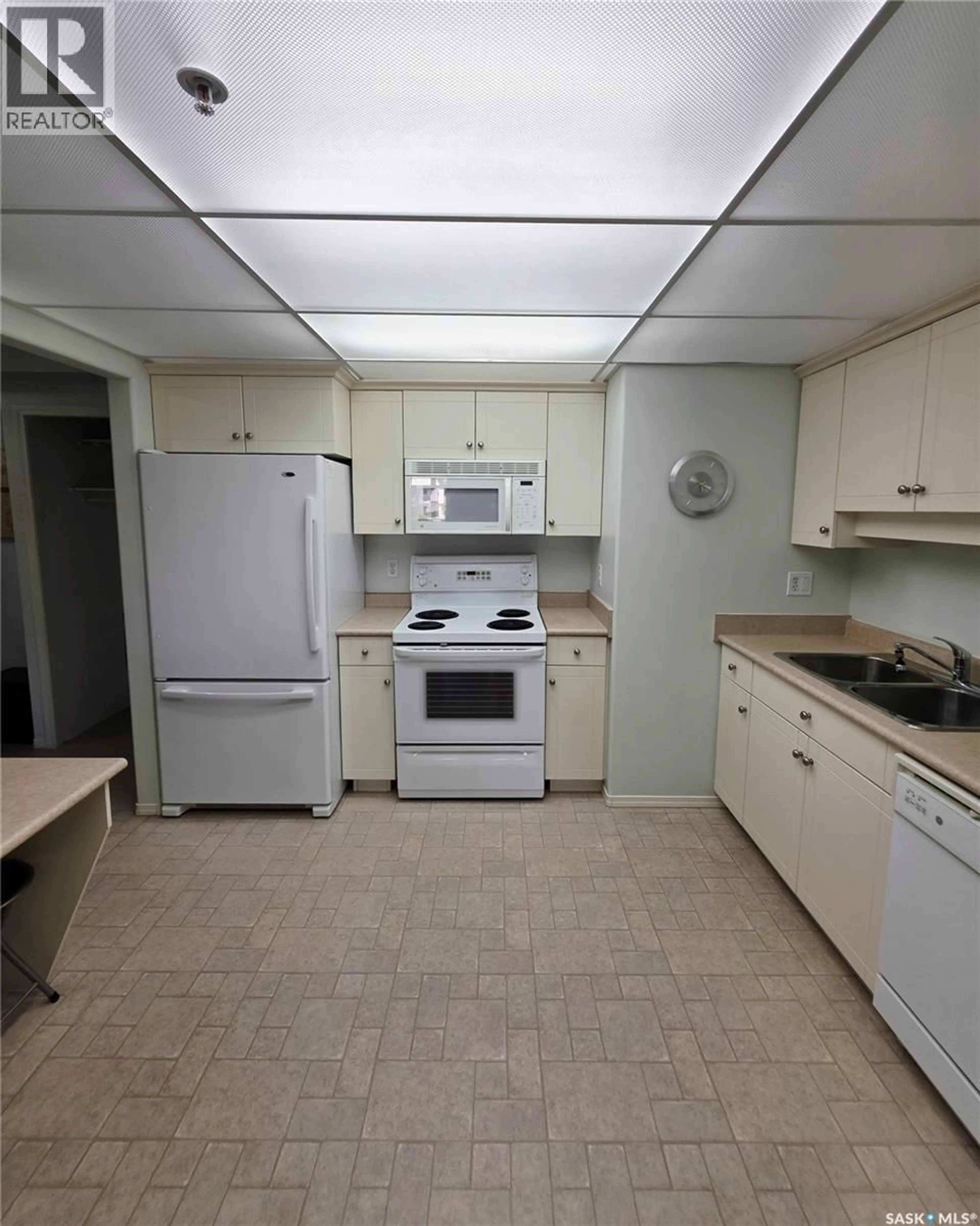 Standard kitchen, unknown for 408 1622 ACADIA DRIVE, Saskatoon Saskatchewan S7H5H7