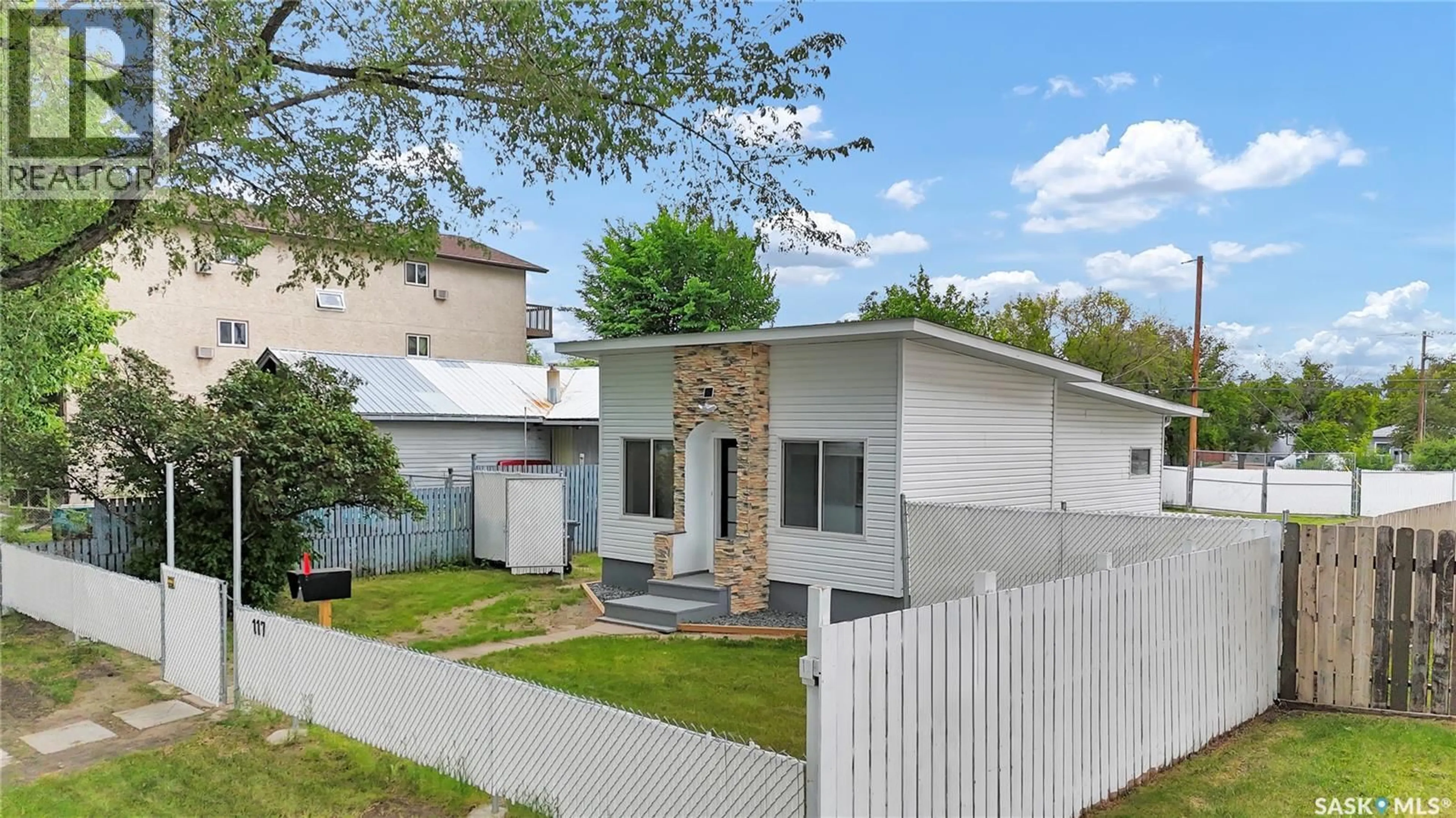 Home with vinyl exterior material, street for 117 U AVENUE, Saskatoon Saskatchewan S7M3B9