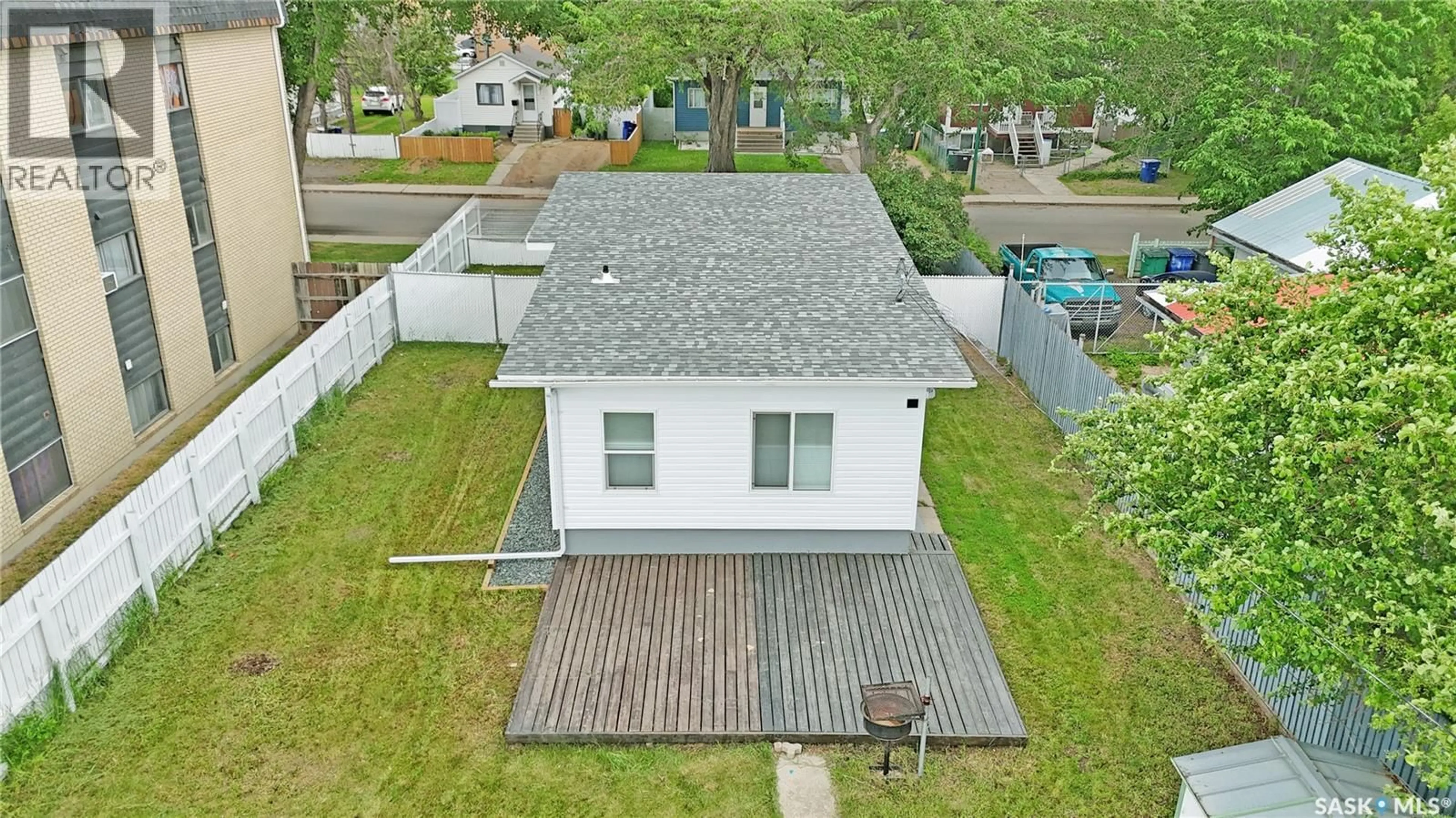 A pic from outside/outdoor area/front of a property/back of a property/a pic from drone, street for 117 U AVENUE, Saskatoon Saskatchewan S7M3B9