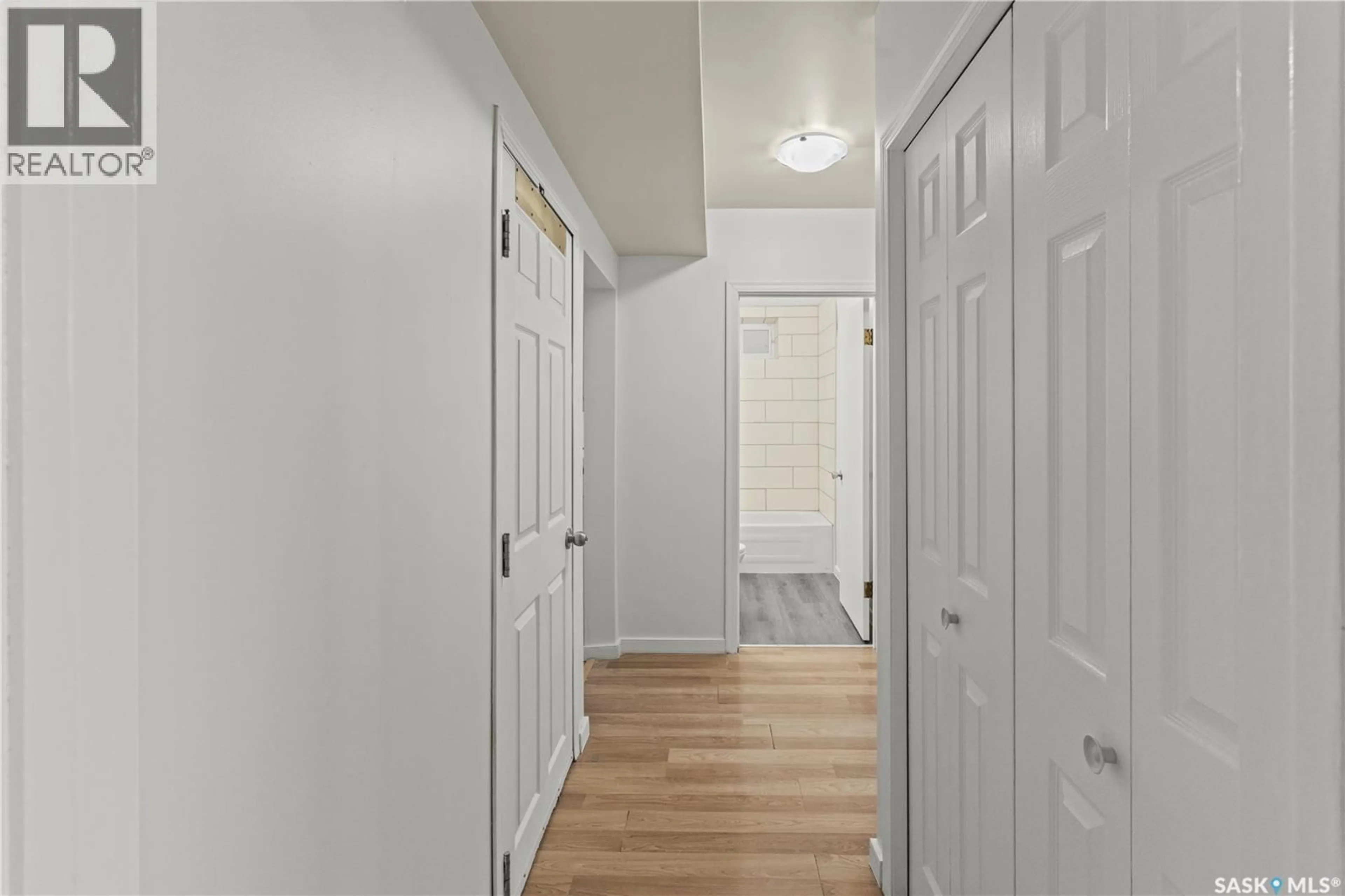 Indoor entryway for 325 V AVENUE, Saskatoon Saskatchewan S7M3E4
