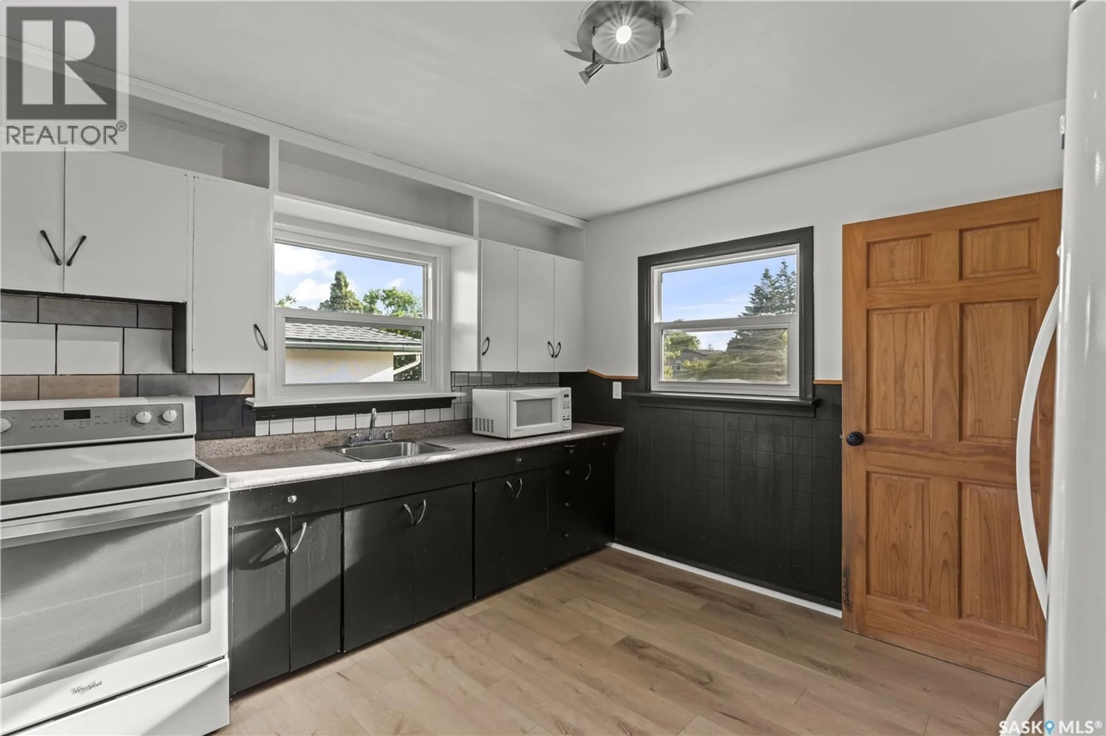 Standard kitchen, unknown for 325 V AVENUE, Saskatoon Saskatchewan S7M3E4