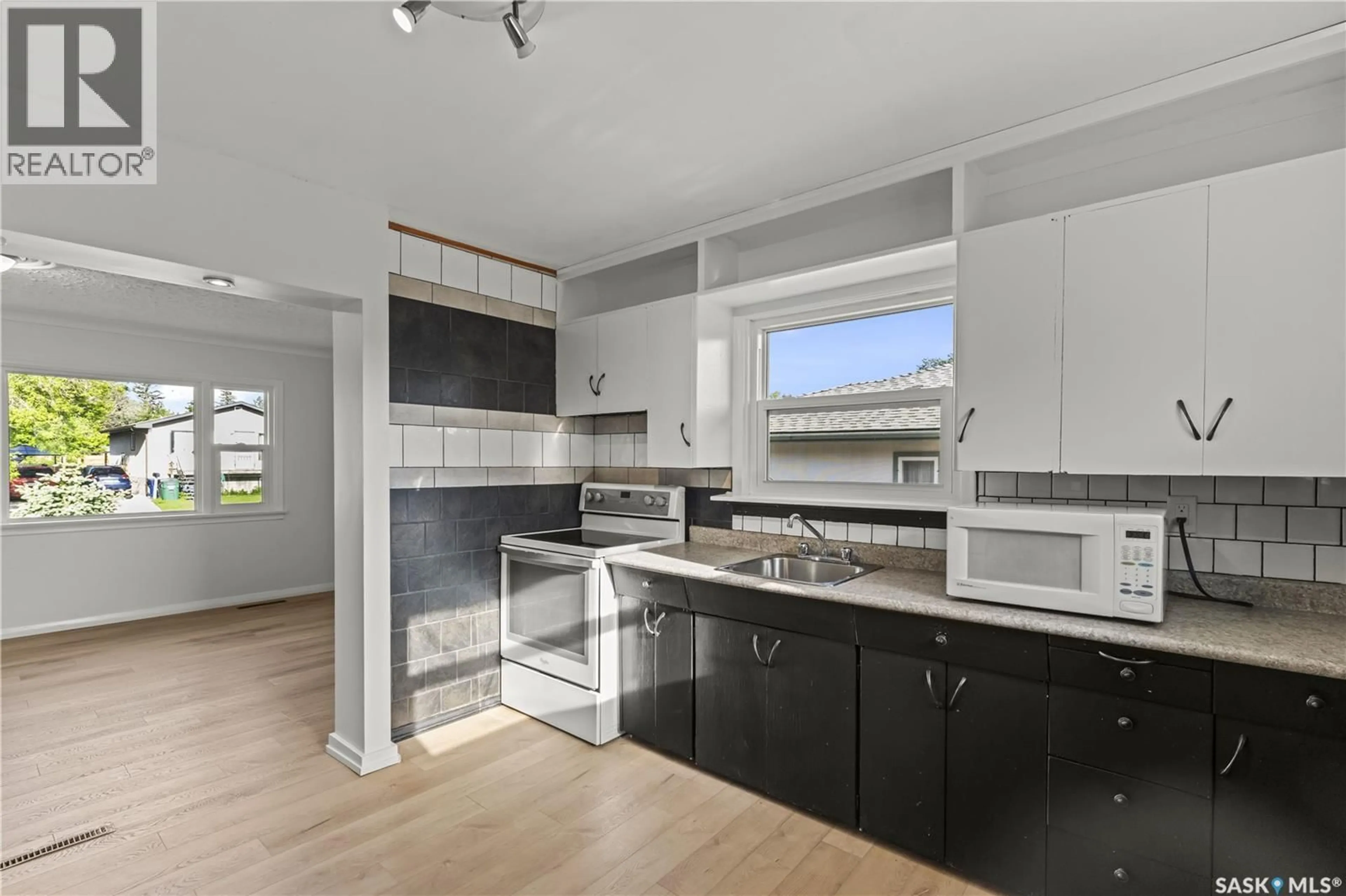 Open concept kitchen, unknown for 325 V AVENUE, Saskatoon Saskatchewan S7M3E4